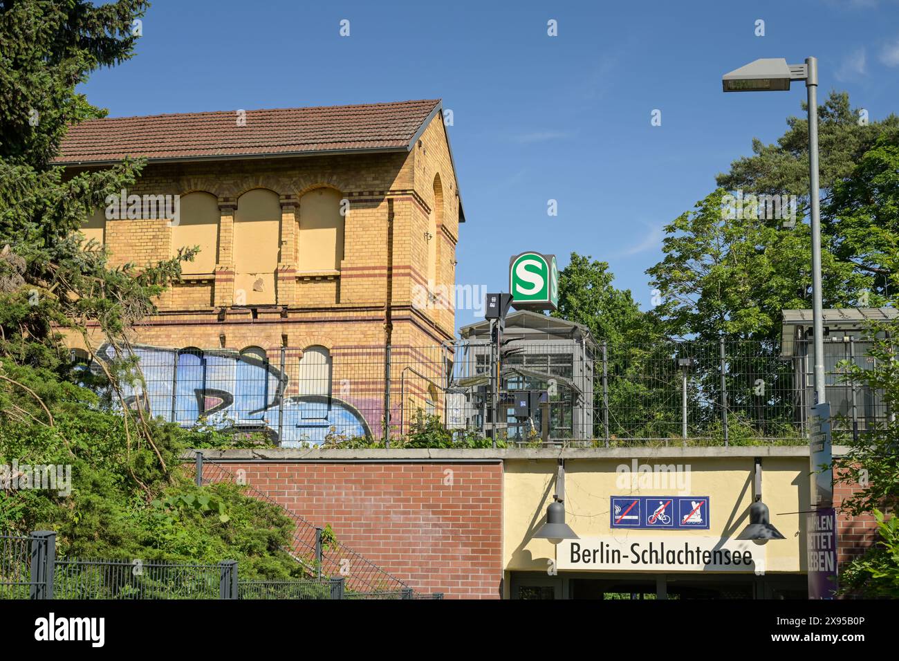 Schlachtensee S-Bahn station, Zehlendorf, Steglitz-Zehlendorf district, Berlin, Germany, S-Bahnhof Schlachtensee, Zehlendorf, Bezirk Steglitz-Zehlendo Stock Photo