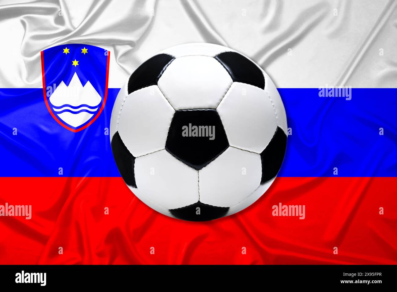 FOTOMONTAGE, Schwarz-Weißer Lederfußball mit Fahne von Slowenien Stock Photo