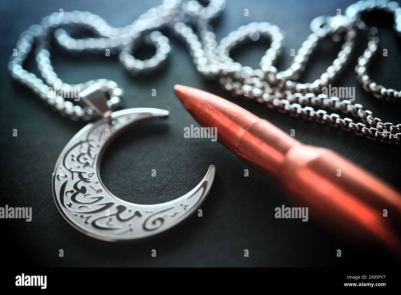 Kette mit Halbmond und Gewehrpatrone, Symbolfoto Islamismus Stock Photo