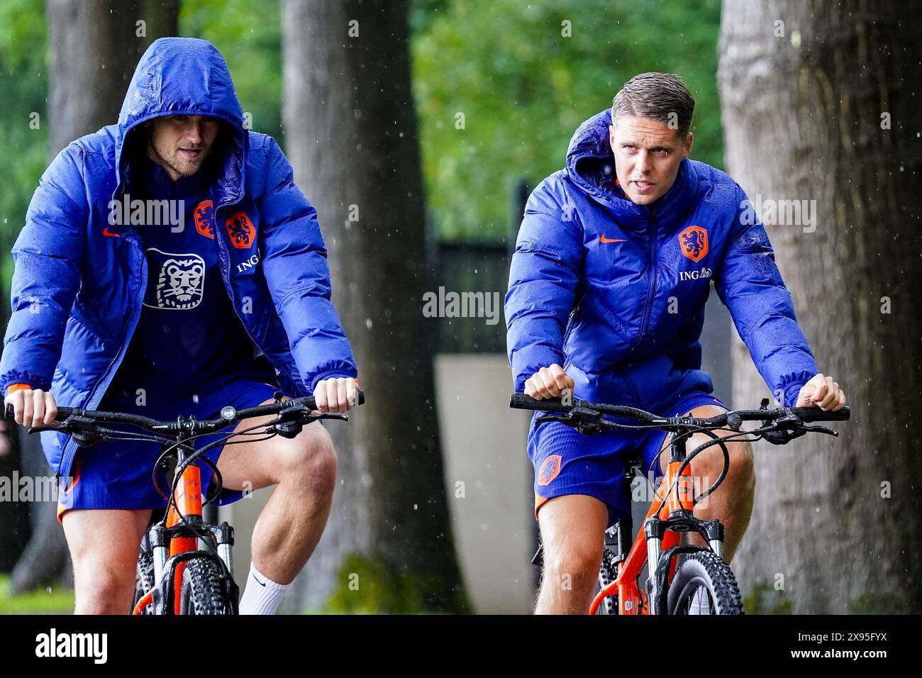 Zeist, Netherlands. 29th May, 2024. ZEIST, NETHERLANDS - MAY 29: Matthijs de Ligt of the Netherlands and Joey Veerman of the Netherlands prior to a Training Session of the Netherlands Men's Football Team ahead of EURO 2024 at the KNVB Campus on May 29, 2024 in Zeist, Netherlands. (Photo by Rene Nijhuis/Orange Pictures) Credit: Orange Pics BV/Alamy Live News Stock Photo