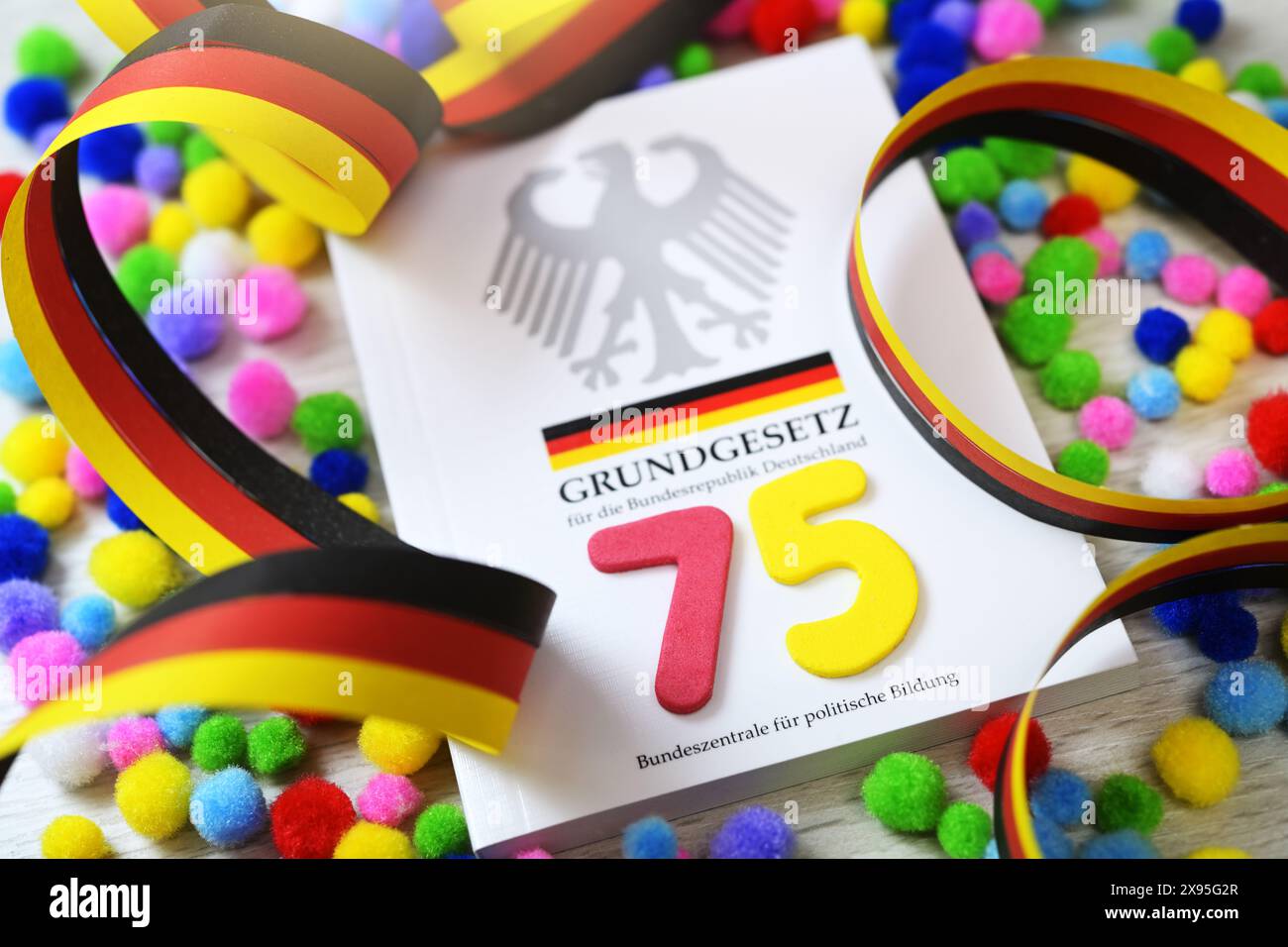 Deutsches Grundgesetz mit der Zahl 75 und Girlanden, Symbolfoto 75 Jahre Grundgesetz Stock Photo