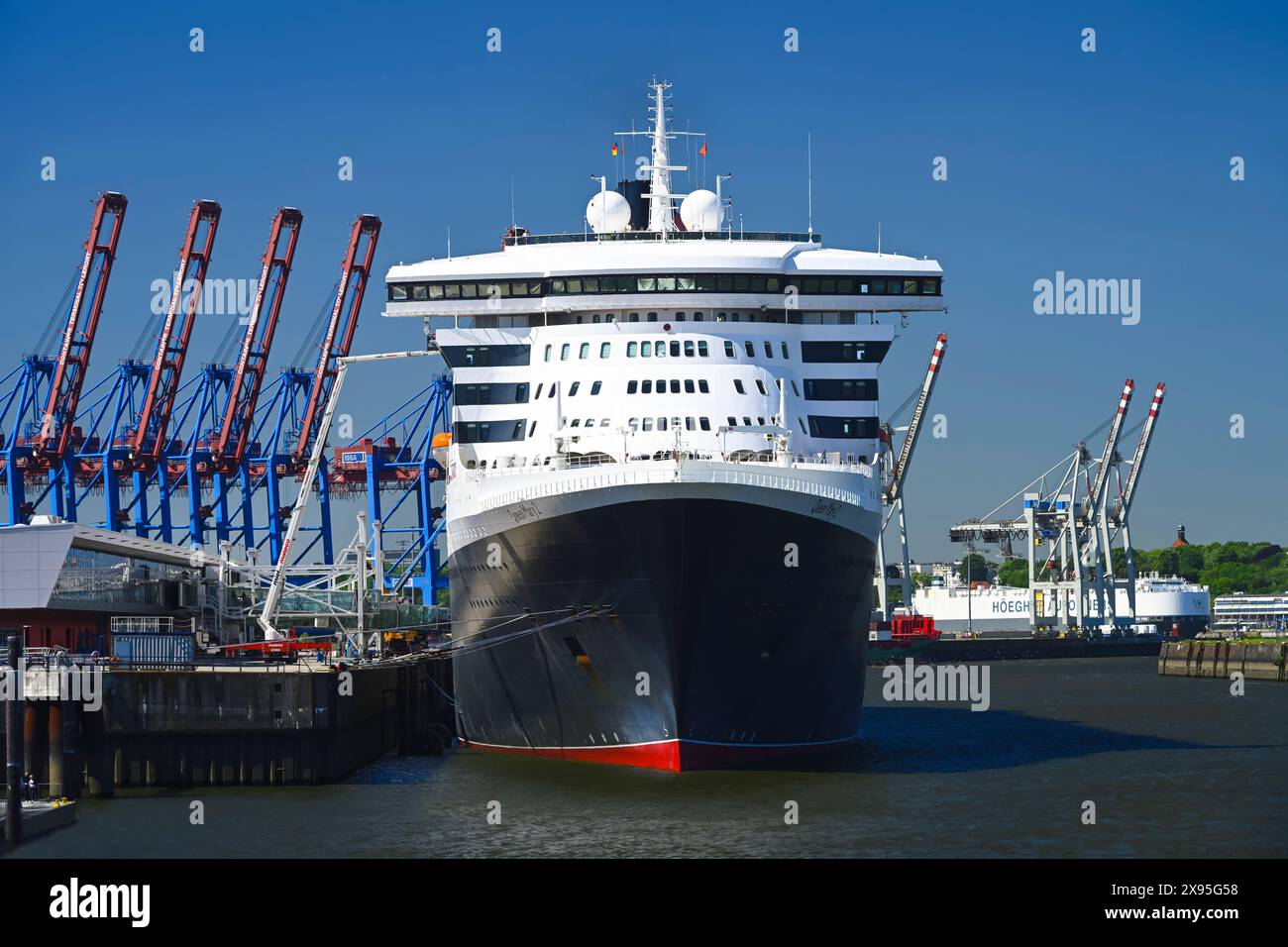 Kreuzfahrtschiff Queen Mary 2 am Kreuzfahrtterminal Steinwerder in Hamburg, Deutschland, Europa Stock Photo