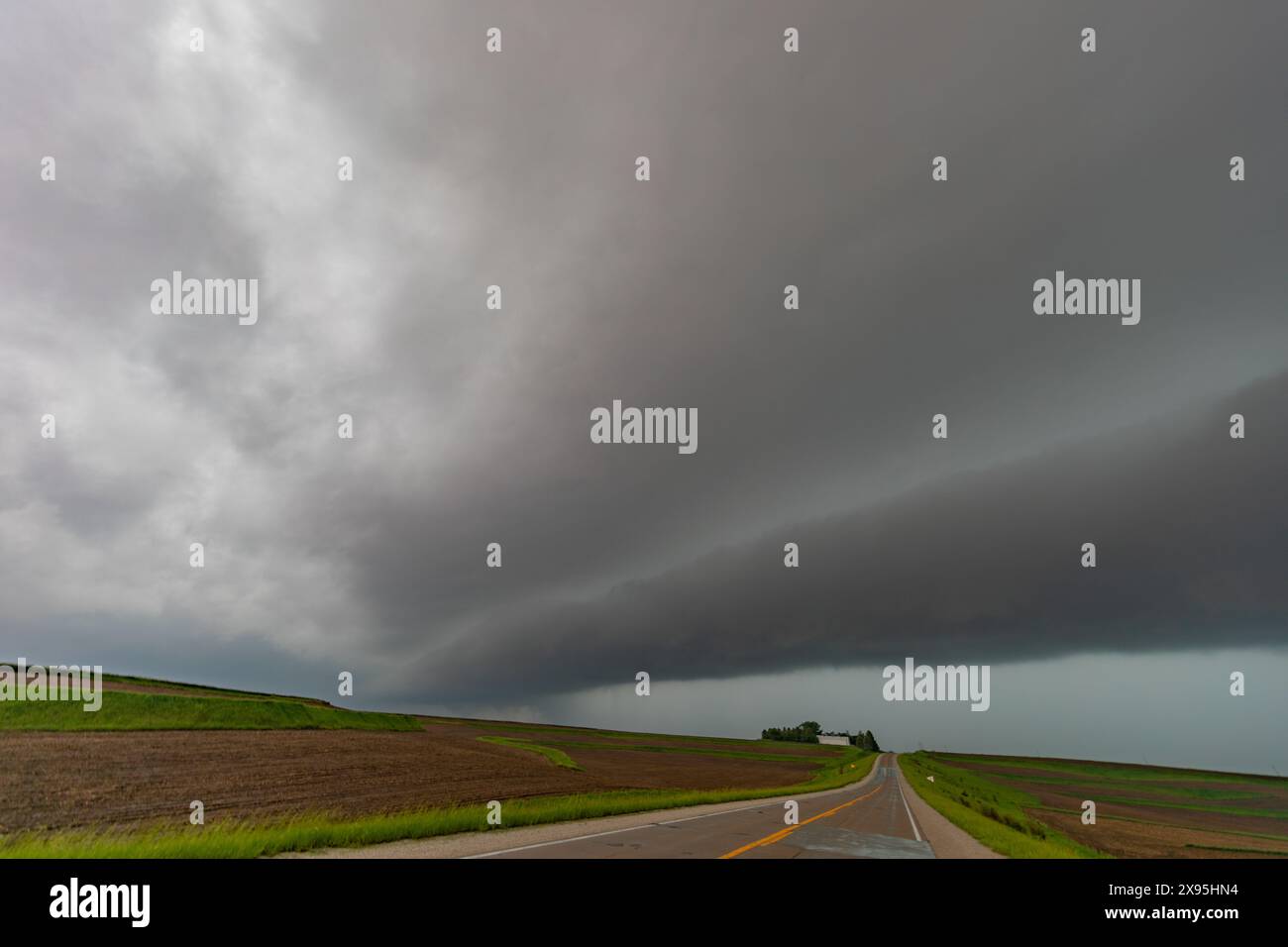 Underwood, USA. 21st May, 2024. Damaging Iowa tornado supercell ...