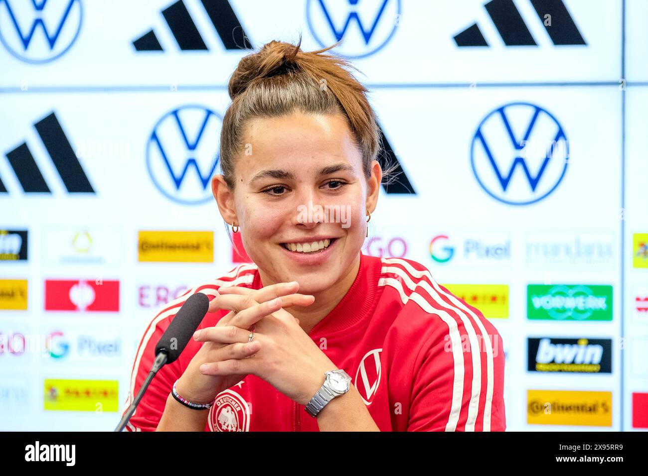Lena Oberdorf (Deutschland) lachelnd, GER, DFB Frauen