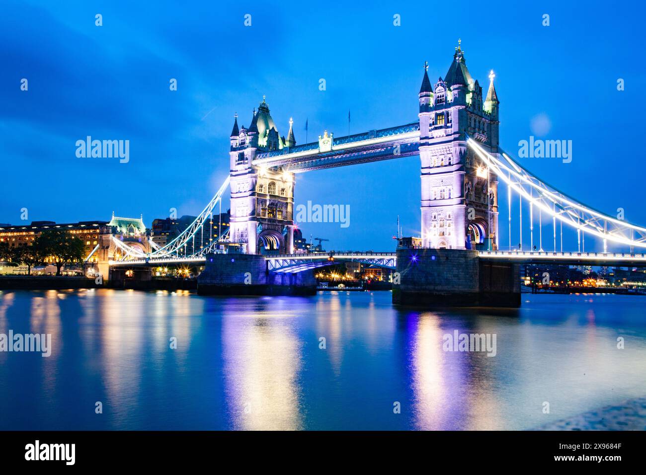London night sky cloud hi-res stock photography and images - Alamy