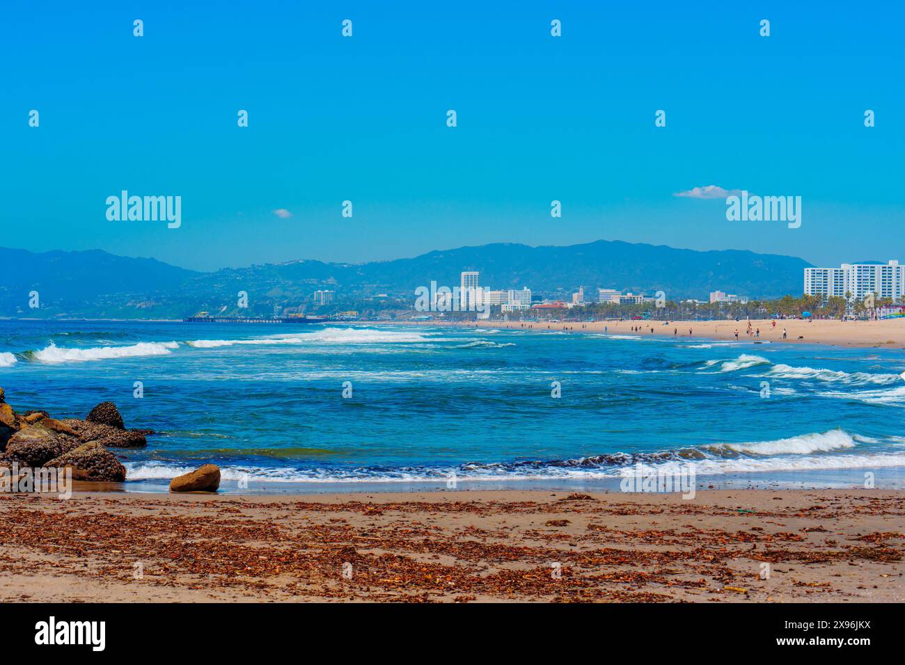 sandy-beach-in-los-angeles-with-scattered-rocks-and-seaweed-in-the