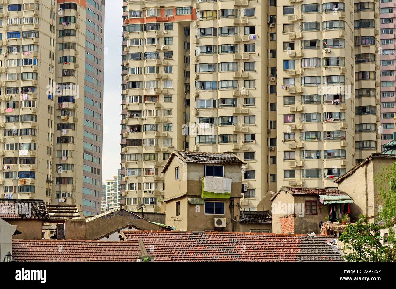 Derelict Houses and Modern Skyscrapers, Shanghai, China Stock Photo - Alamy