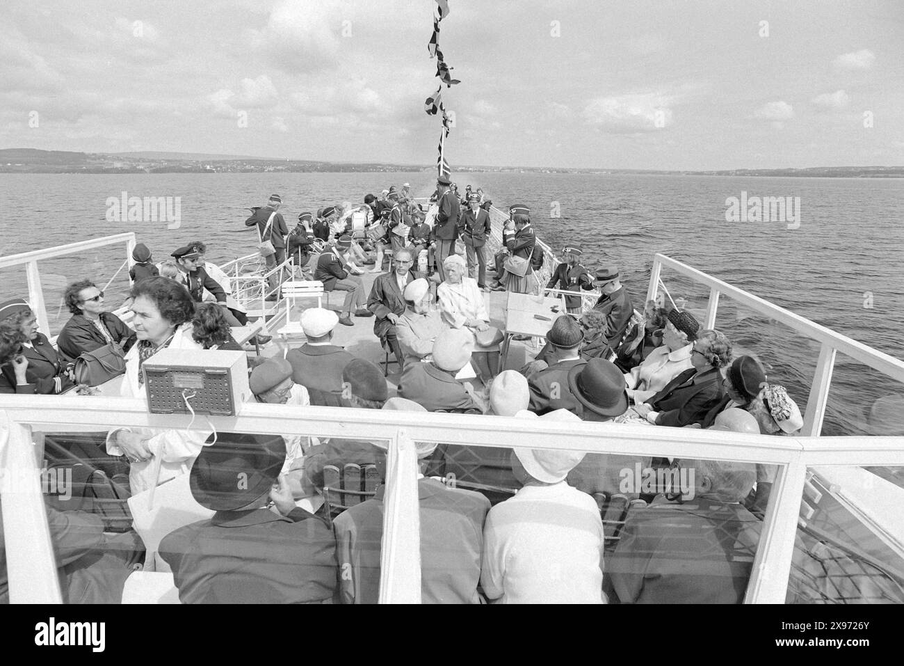 Aktuell 27-3-1971 : Sol, sommer og Skibladner. Skibladner seller igjen. Mjøsas hvite svane begynte sesongen flaggprydet, og med musikk. Men dårlig økonomi truer driften. Soldekket er en populær plass på Skibladner. Her kan man slappe av og riktig nyte turenlangsmed rolige Mjøs-strender i sommersol. Foto: Aage Storløkken / Aktuell / NTB ***Foto er ikke bildebehandlet***    This image text is auto translated Stock Photo