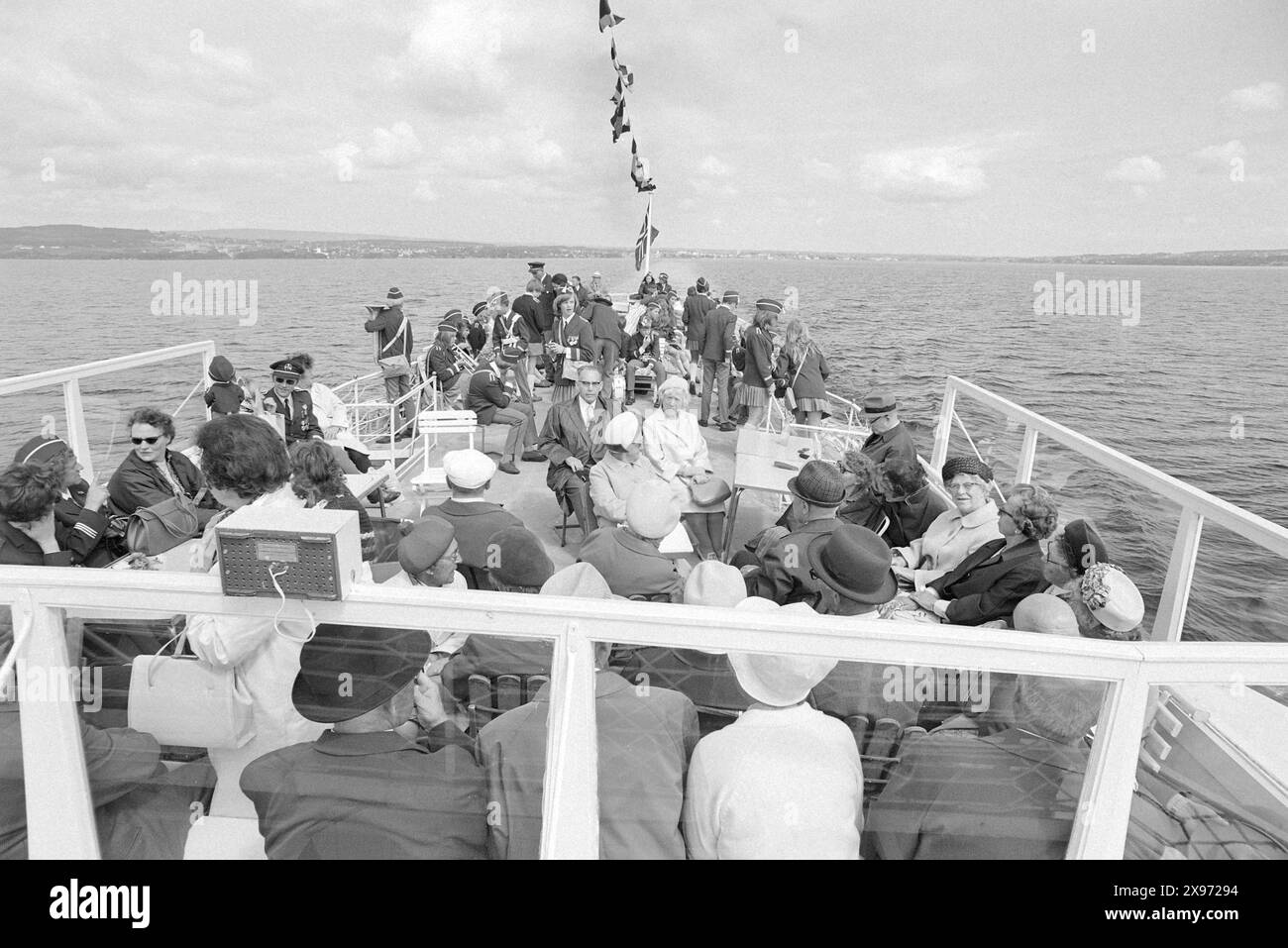 Aktuell 27-3-1971 : Sol, sommer og Skibladner. Skibladner seller igjen. Mjøsas hvite svane begynte sesongen flaggprydet, og med musikk. Men dårlig økonomi truer driften. Soldekket er en populær plass på Skibladner. Her kan man slappe av og riktig nyte turenlangsmed rolige Mjøs-strender i sommersol. Foto: Aage Storløkken / Aktuell / NTB ***Foto er ikke bildebehandlet***    This image text is auto translated Stock Photo