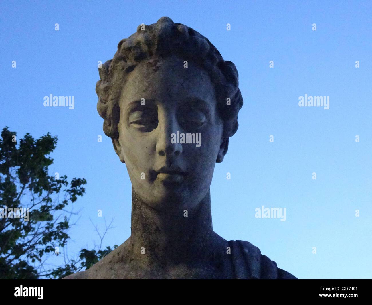 Hygieia, Göttin der Gesundheit, Statue, Baden bei Wien, 2024, Manfred Siebinger *** Hygieia, goddess of health, statue, Baden near Vienna, 2024, Manfred Siebinger Stock Photo