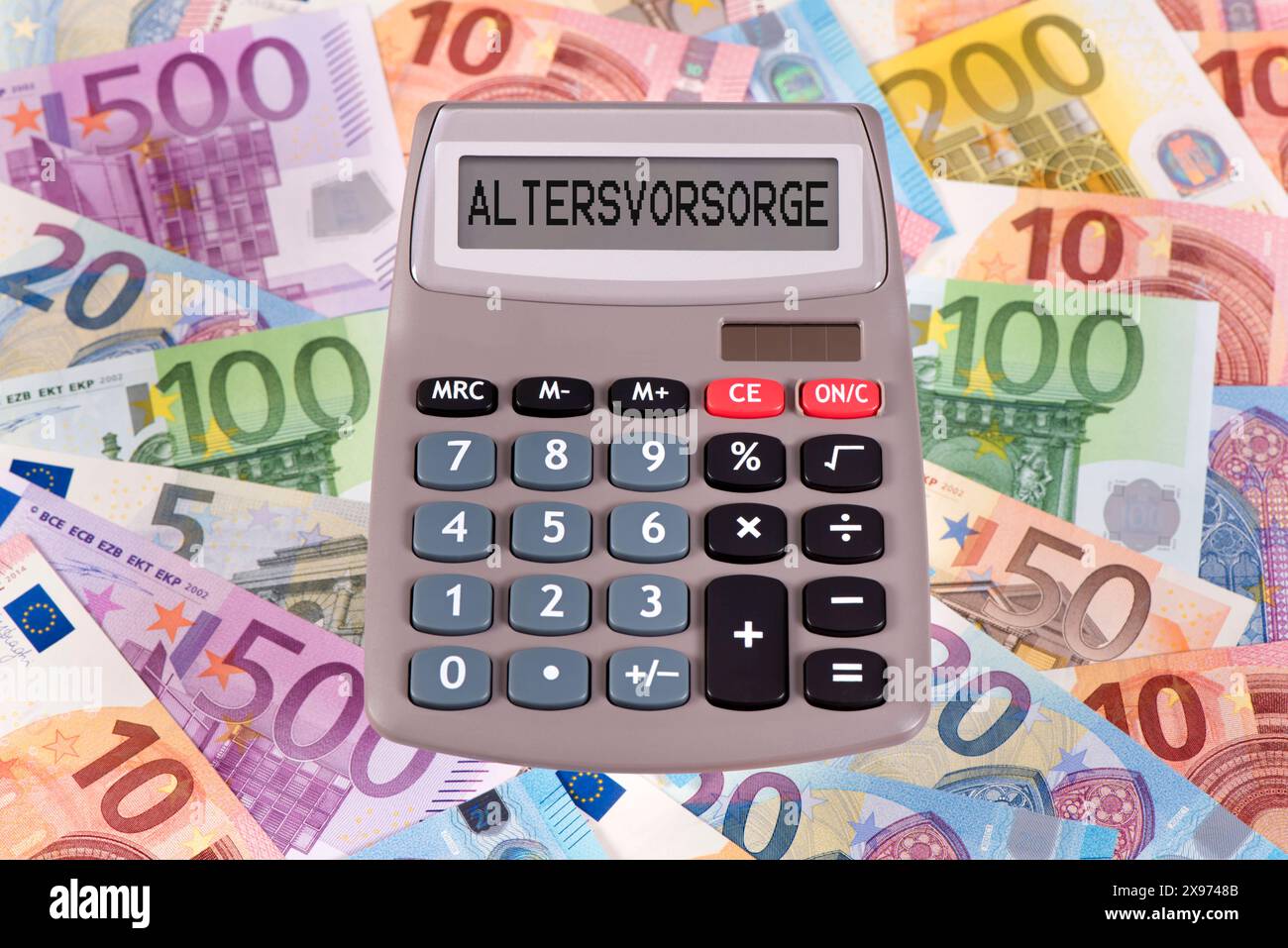 Kalkulation ders Altersvorsorge Auf vielen Euro Banknoten liegt ein Taschenrechner mit der Aufschrift Altersvorsorge im Display, Fotomontage *** Calcu Stock Photo