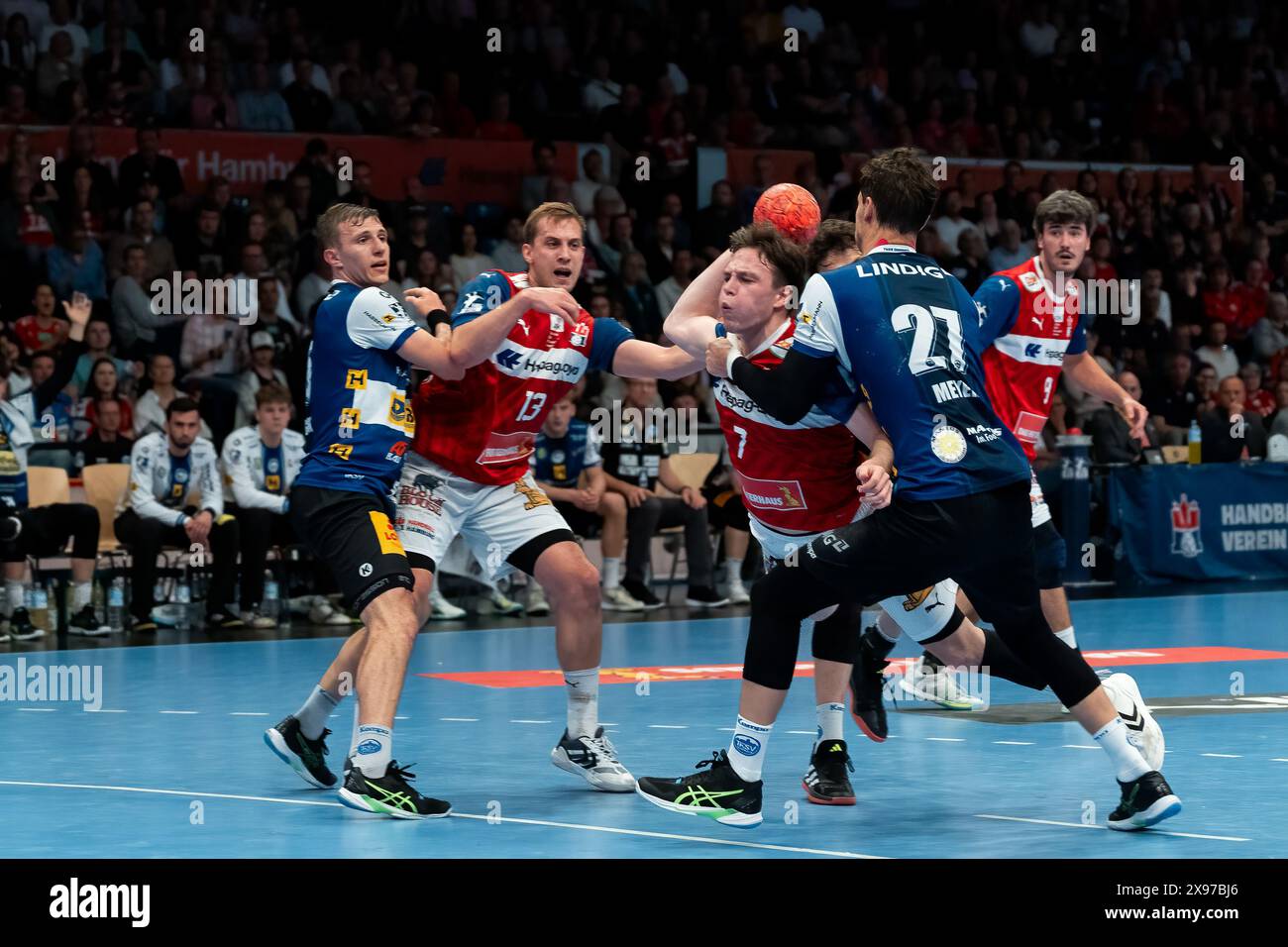 Leif Tissier (HSV Handball, #7) Beim Wurf, Philipp Meyer (ThSV Eisenach ...