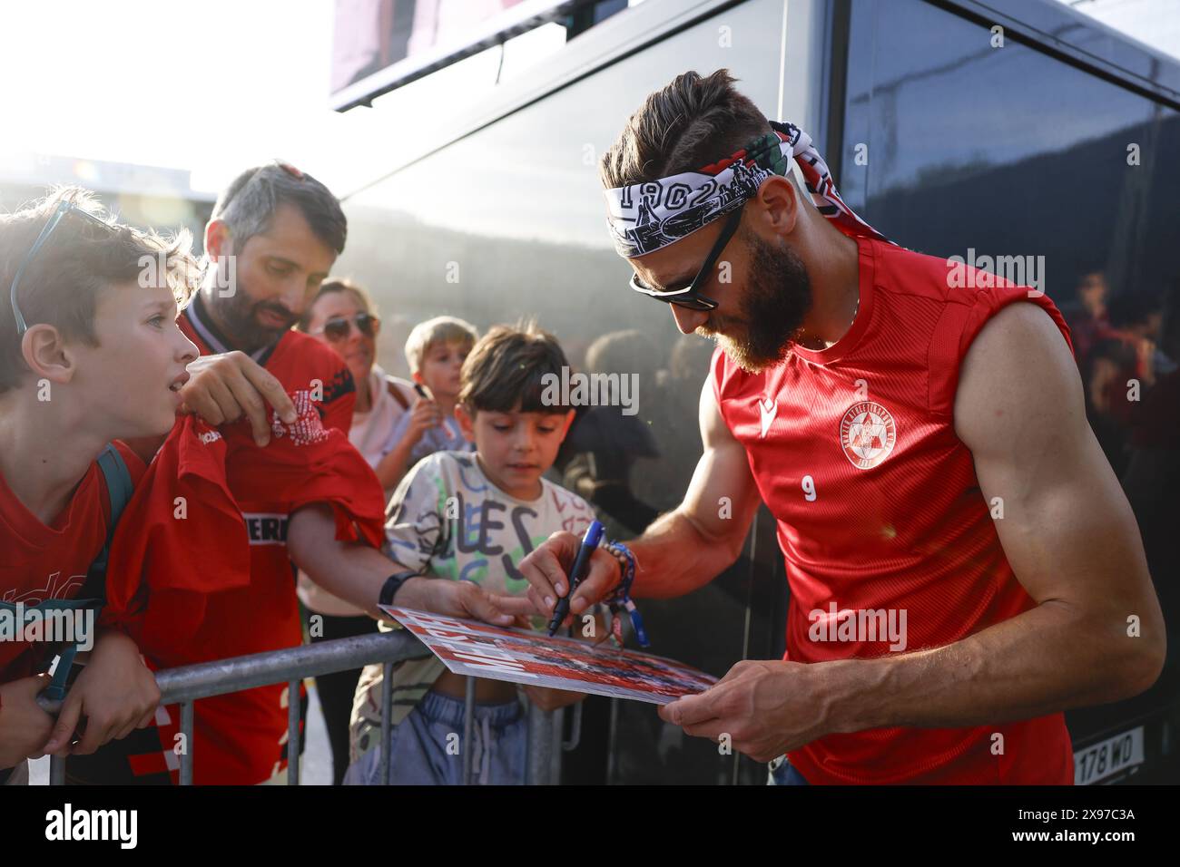 ABD0168 20240529 - GRAZ - ÖSTERREICH: Daniel Maderner (GAK) schreibt Autogramme während der Meisterfeier des GAK im Trainingszentrum Weinzödl anl. des Gewinns der Meisterschaft und des Aufstiegs in die Bundesliga am Mittwoch, 29. Mai 2024, in Graz. - FOTO: APA/ERWIN SCHERIAU - 20240529 PD10031 Credit: APA-PictureDesk/Alamy Live News Stock Photo