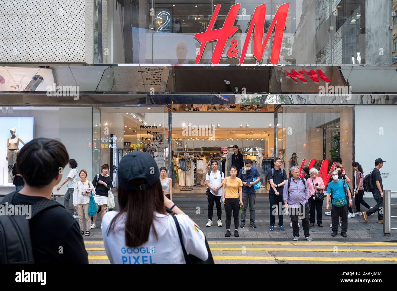 H m store front hi res stock photography and images Page 4 Alamy