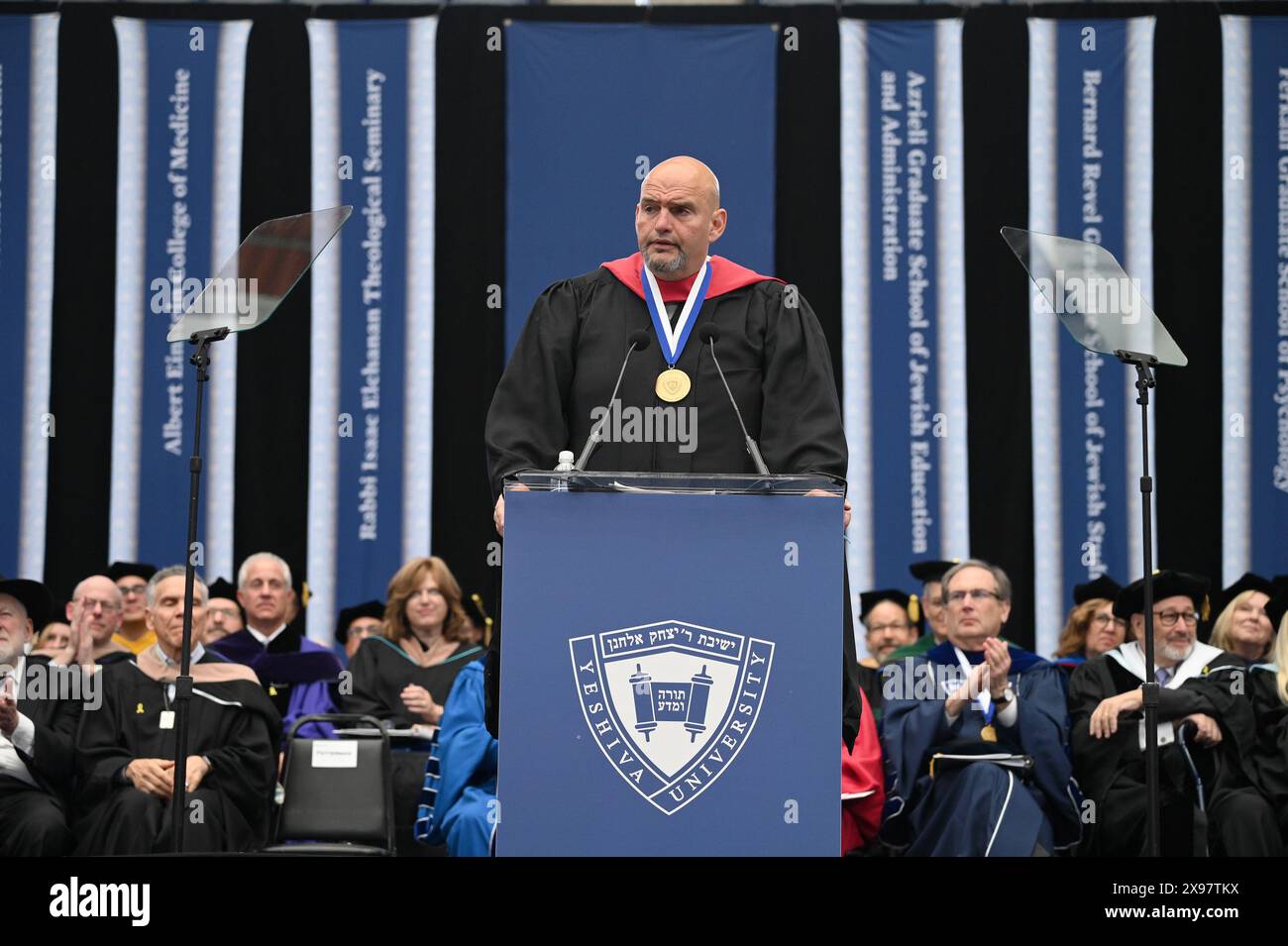 Senator John Fetterman (DPA) speaks at the commencement ceremony for