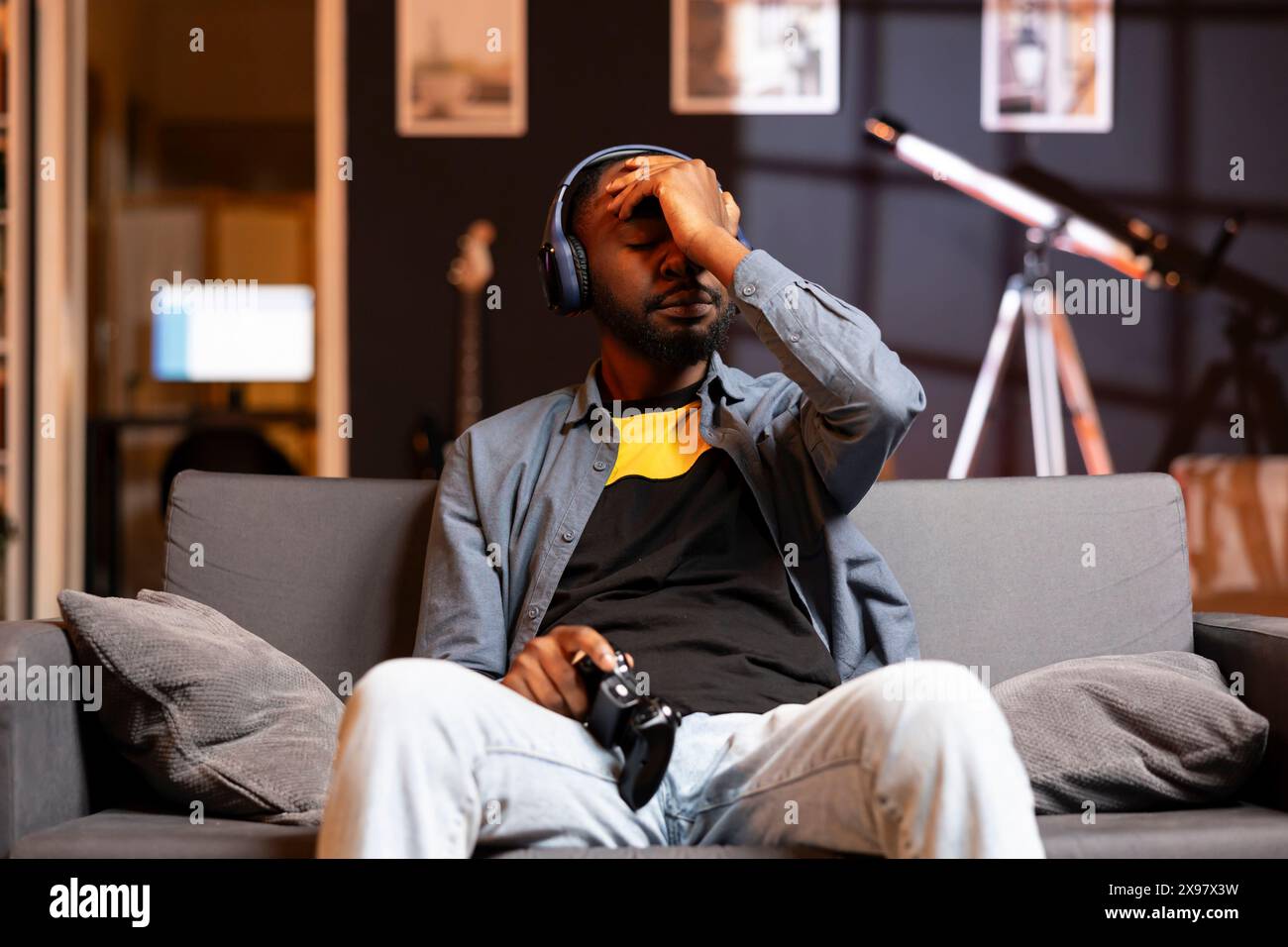 Headache Playing Computer Headache gamer man on hi-res stock photography and images - Alamy