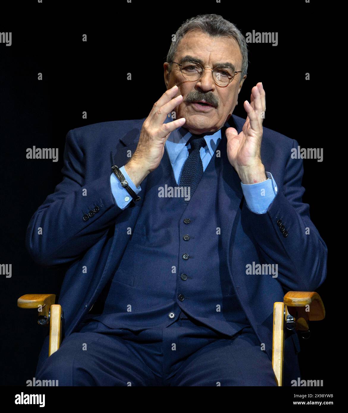 Margot Robbie's husband accidentally exposed himself to Barack Obama and  Ellen DeGeneres on their honeymoon. | Yahoo Entertainment | Facebook, image size:1171x1390