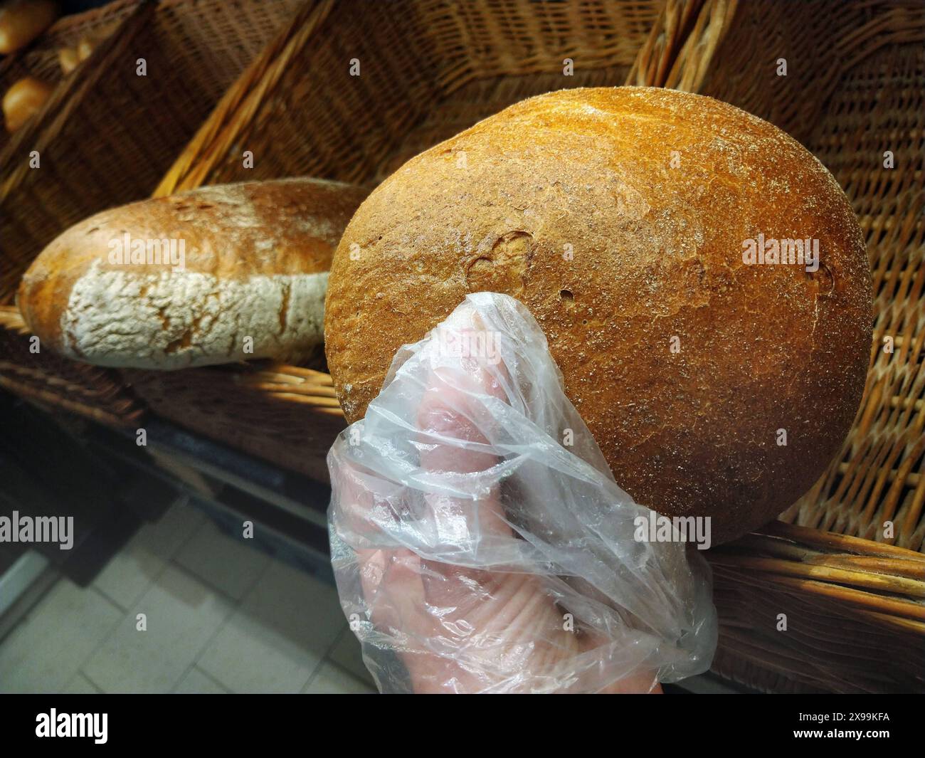 Brot in einer Baeckerei-Auslage Backwaren in einer Baeckerei Theke ...