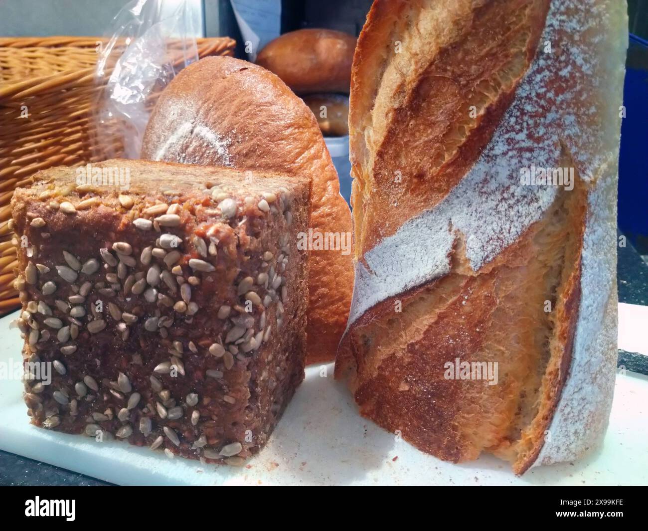 Brot in einer Baeckerei-Auslage Backwaren in einer Baeckerei Theke ...