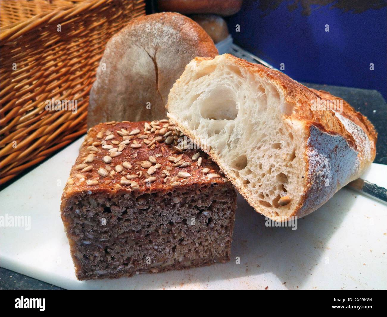 Brot in einer Baeckerei-Auslage Backwaren in einer Baeckerei Theke ...