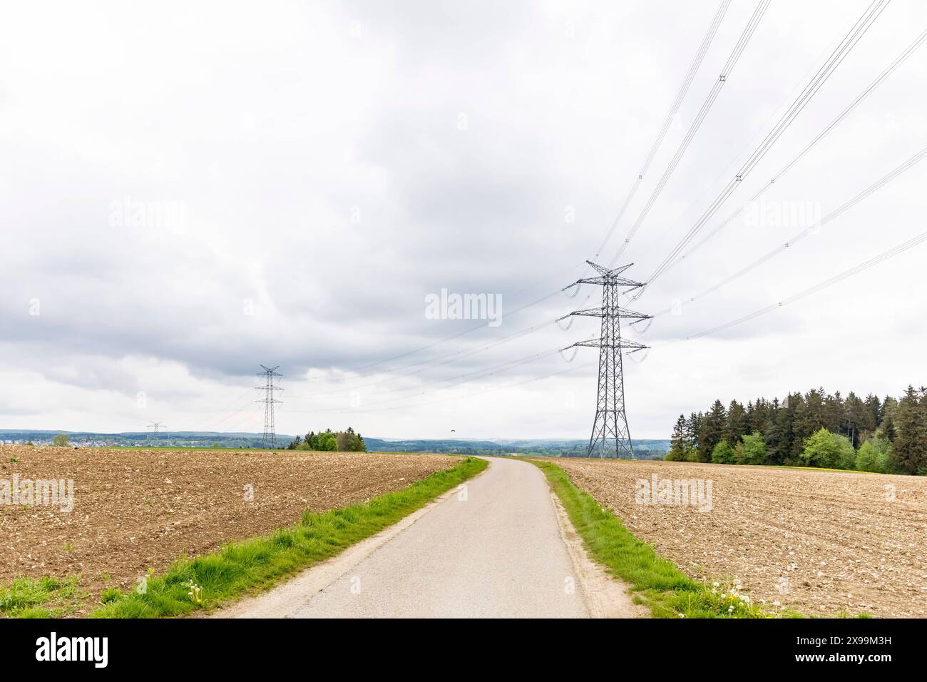 Überlandleitungen auf der Schwäbischen Alb 20240508tr016 Stromleitungen EnBW Strommasten, Energieversorgung, Landschaft, Stromnetz, Energieinfrastruktur, Hochspannungsleitungen, Stromversorgung, Freileitungen, Energieverteilung, Energieübertragung, Strominfrastruktur, Stromleitungen, Stromnetzwerk, Elektrizitätsnetz, Landschaftsbild, Energieerzeugung, Technologie, Hochspannungsmasten, elektrische Energie, Umwelt, Erneuerbare Energie, Stromerzeugung, Energieunternehmen, Stromwirtschaft, Stromversorgungssystem, Energietransport, Landschaftsaufnahme, Energienetze Zwiefalten Sonderbuch Baden-Württ Stock Photo