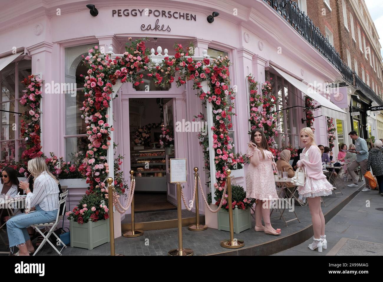 Influencers in front of floral display outside Peggy Porschen cake shop