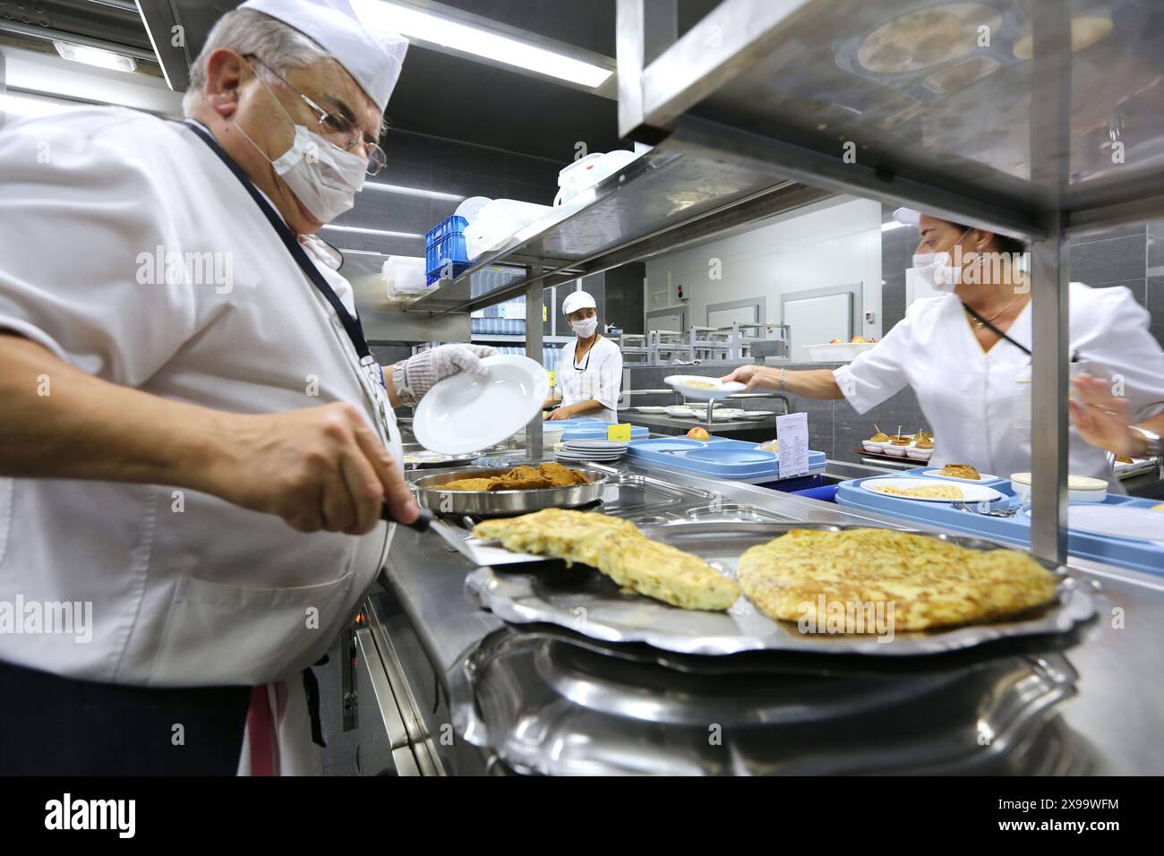 Hospital Kitchen Menu Cook, Food menu preparation, hospital kitchen, Onkologikoa Hospital ...