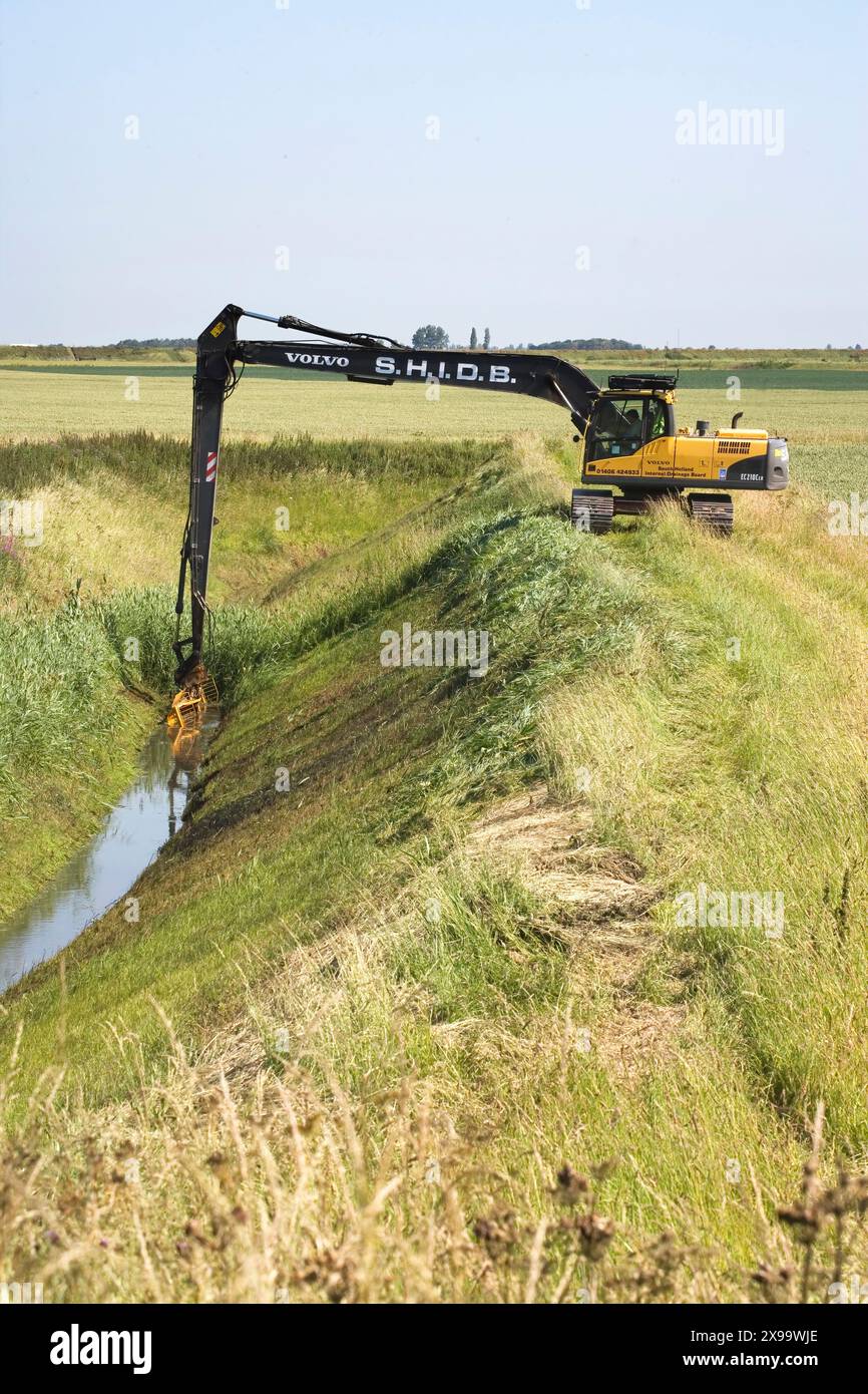clearing the drainage ditches on the lincolnshire fens Stock Photo