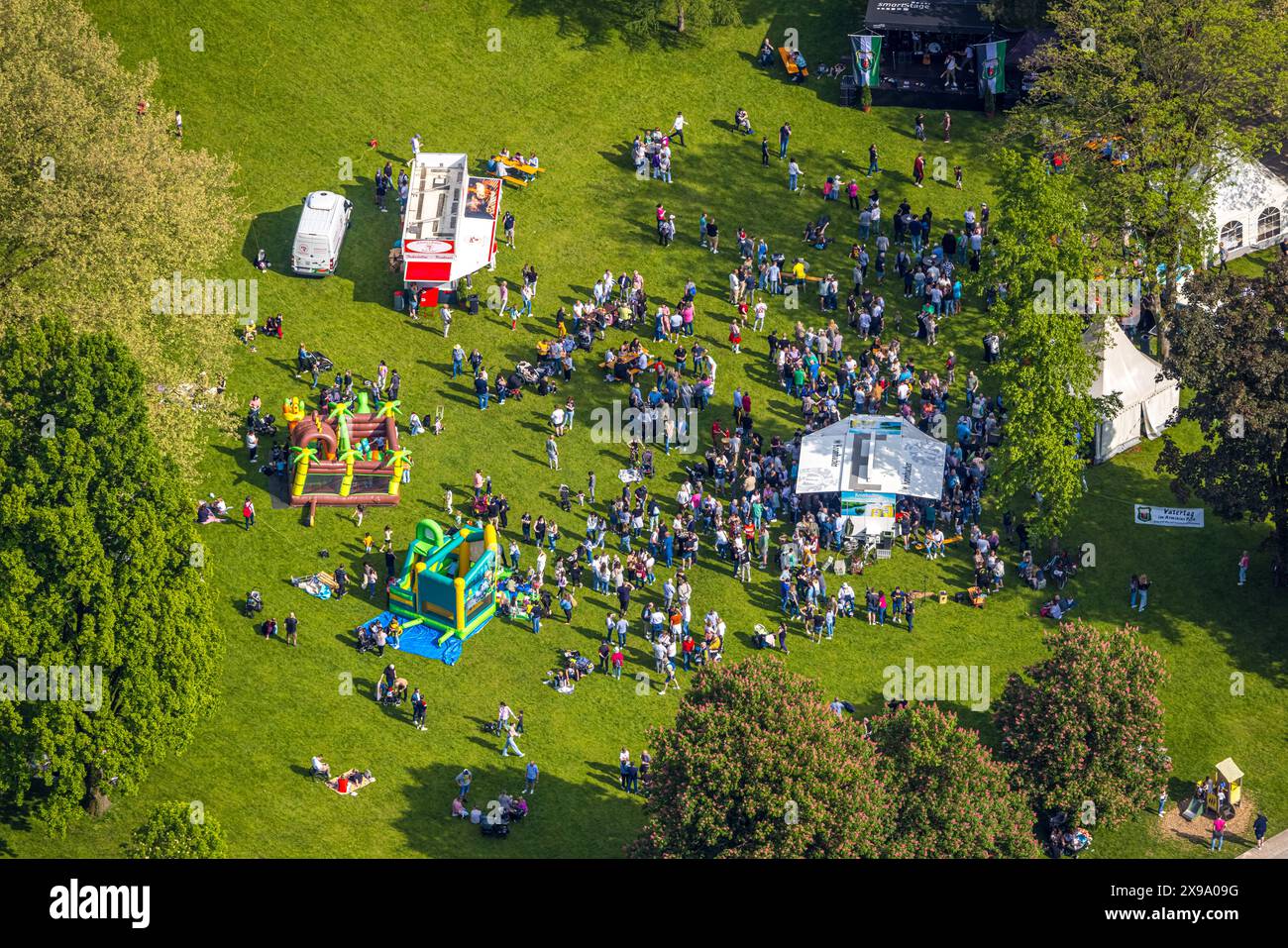 Luftbild, Vatertagsfest im Arminiuspark am Kongresshaus, Besucher auf
