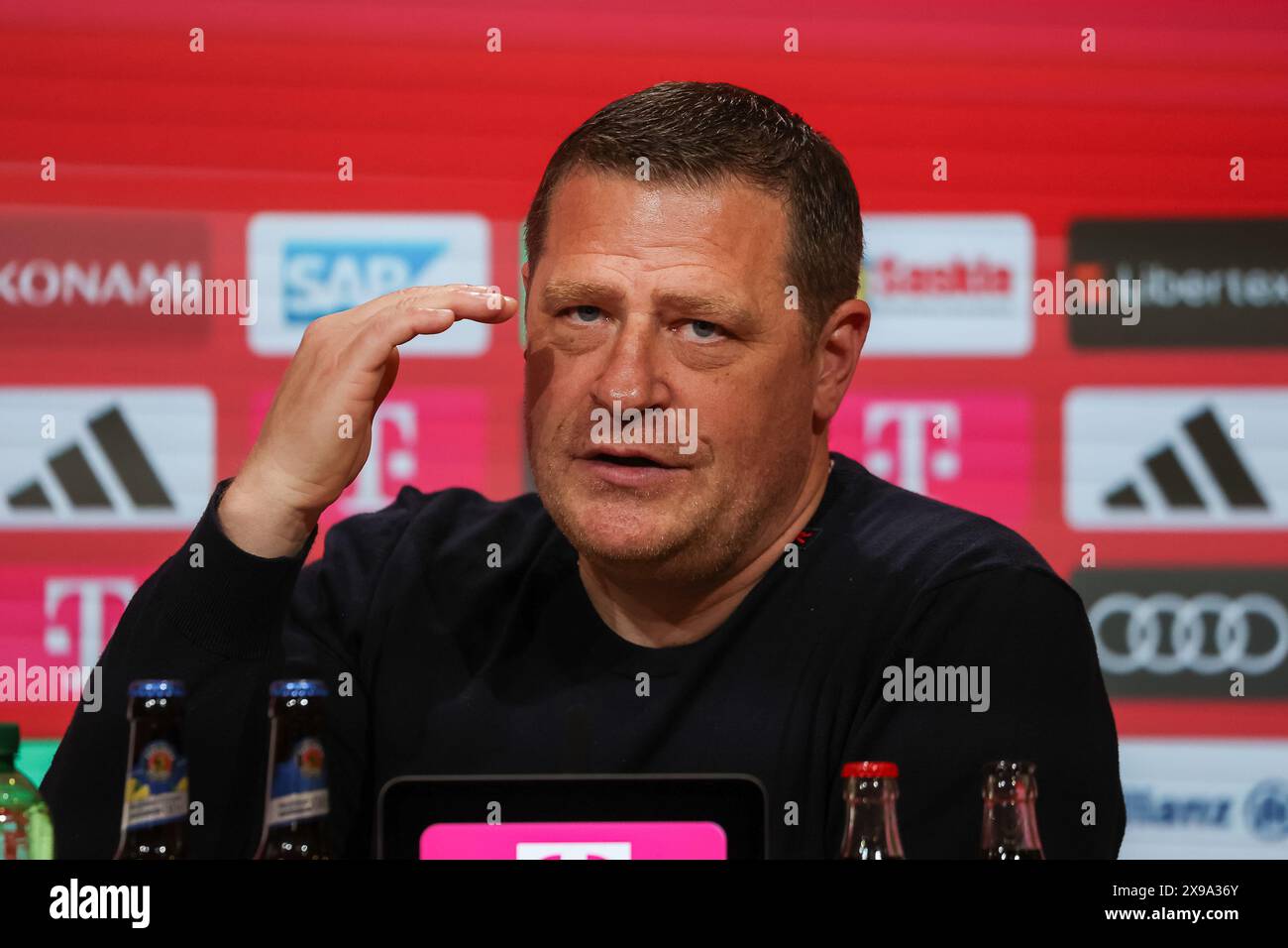 Max Eberl (FC Bayern Muenchen, Sportvorstand) zeigt, zeigend, Hand,   Pressekonferenz, Vorstellung von Vincent Kompany, FC Bayern Muenchen, 30.05.2024,  Foto: Eibner-Pressefoto/Jenni Maul Stock Photo