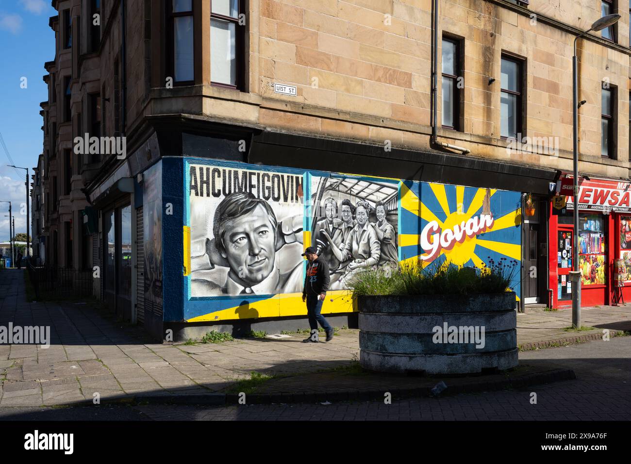 Ahcumfigovin mural of Sir Alex Ferguson and women wartime munitions ...