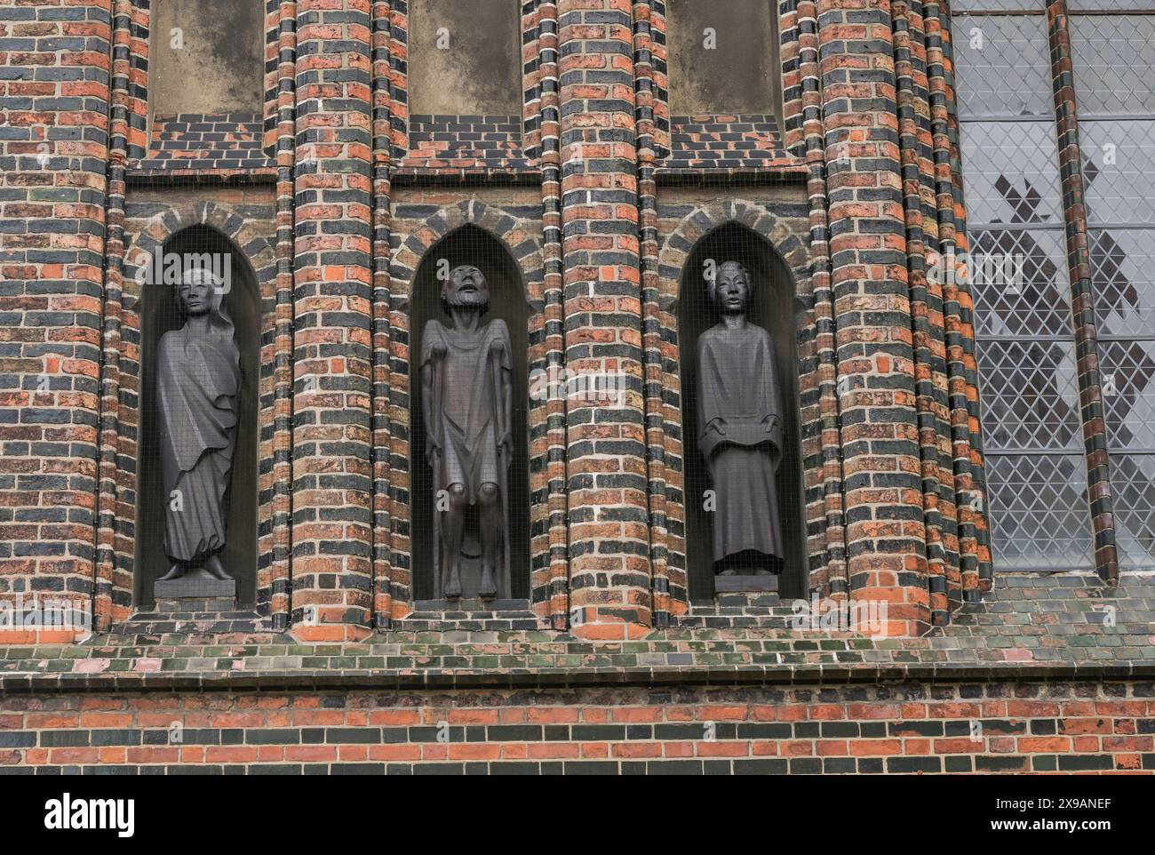 Ernst Barlach: Gemeinschaft der Heiligen, Westfassade, Katharinenkirche, Königstraße, Lübeck, Niedersachsen, Deutschland Stock Photo