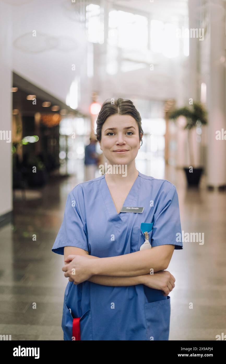 Doctor portrait arms crossed hi-res stock photography and images - Alamy