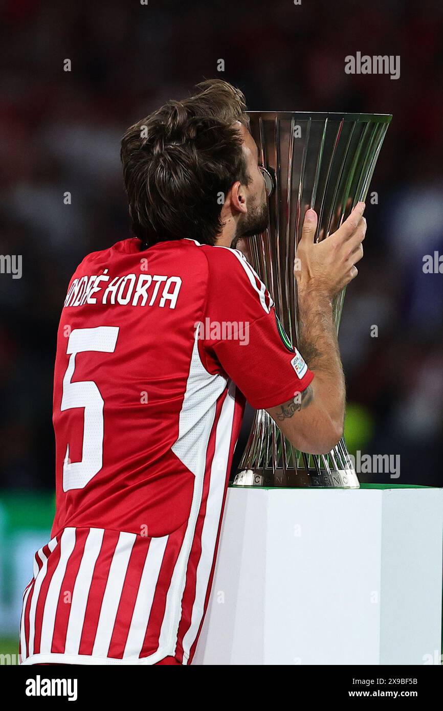 OLYMPIACOS BEAT FIORENTINA TO WIN THE EUROPA CONFERENCE LEAGUE They're the first Greek club to win a major European trophy