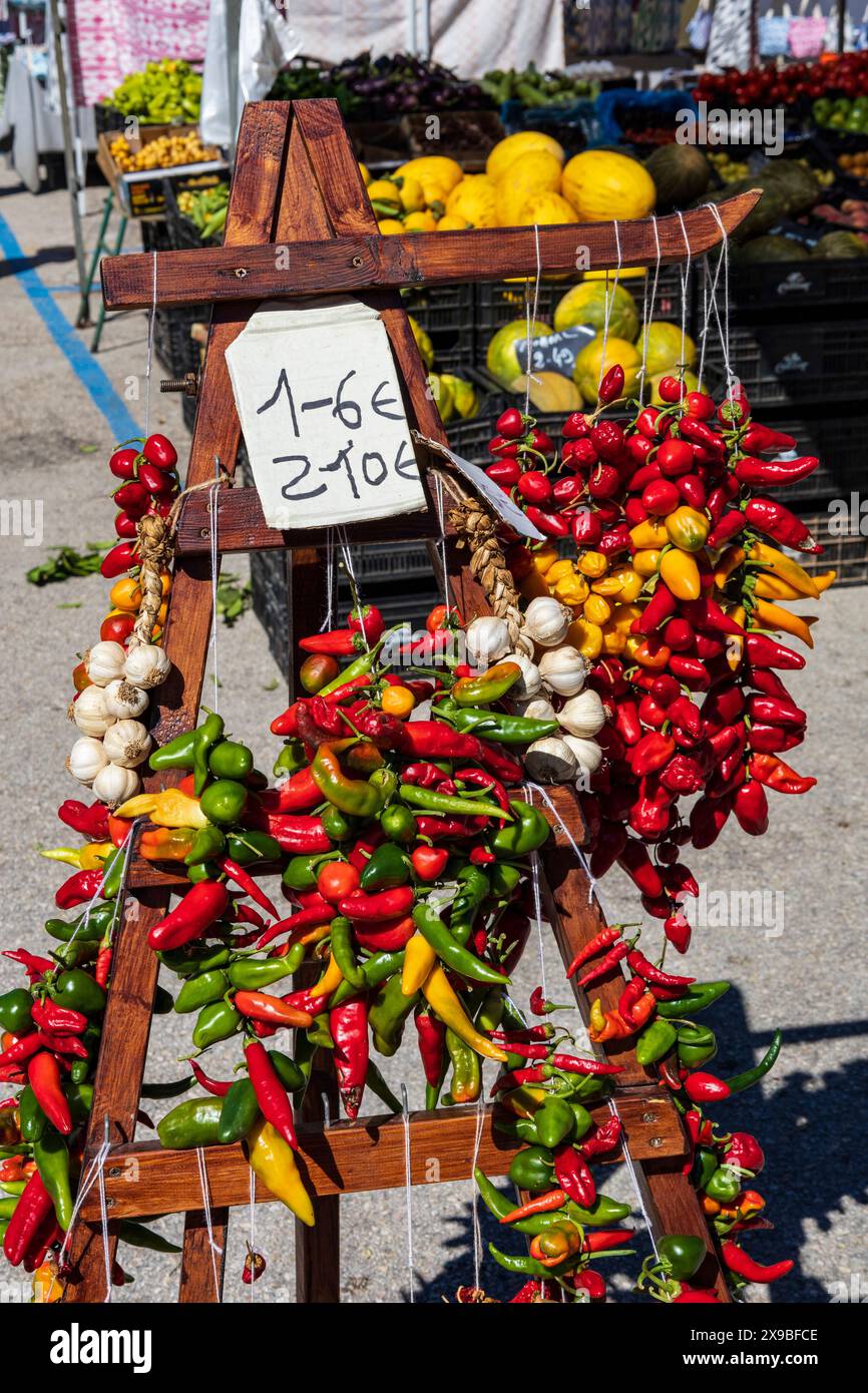 Garlic and peperoncini on sale at a farmers market, Mallorca, Balearic Islands, Spain Stock Photo