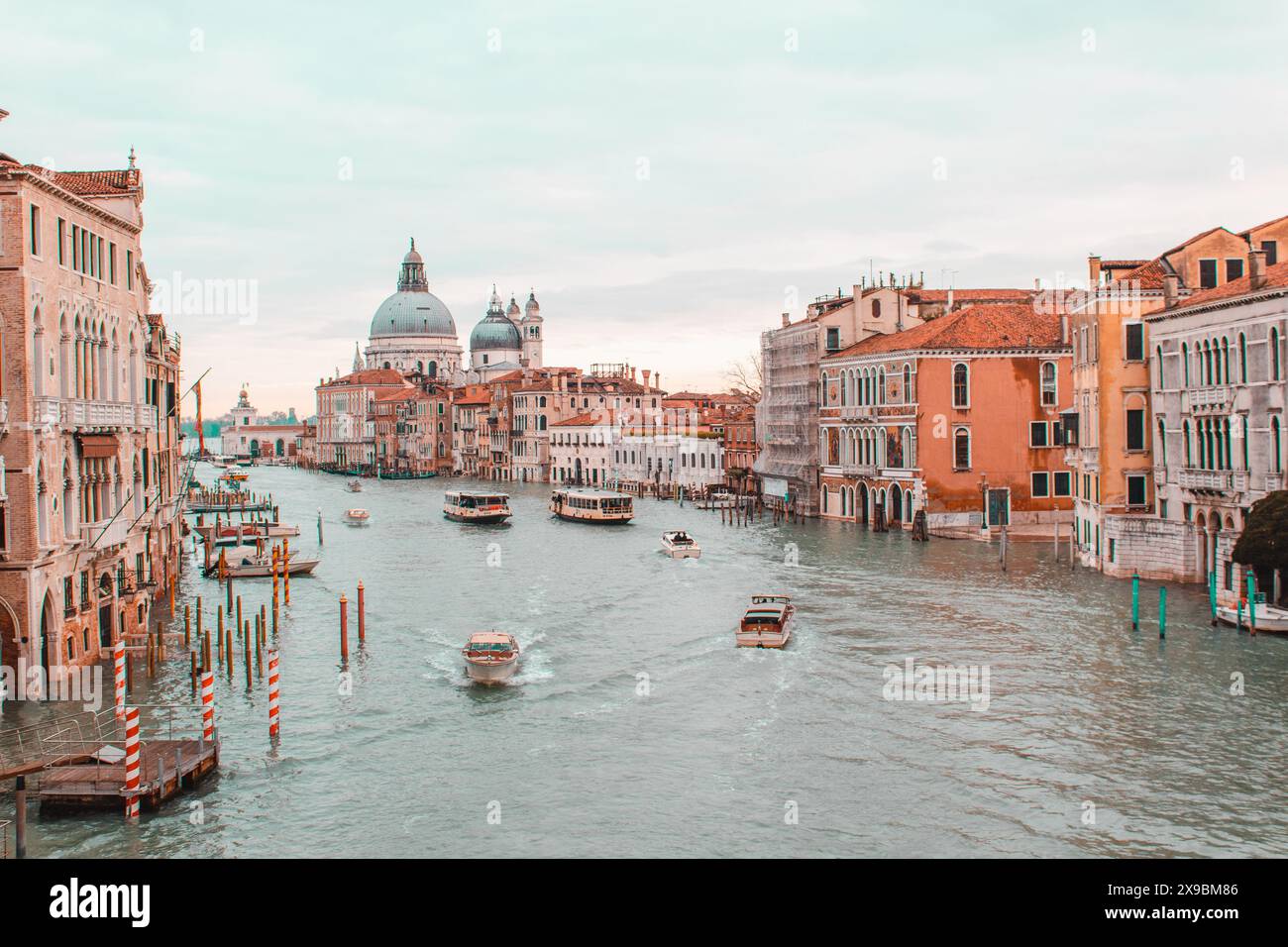 Venice gondola splash hi-res stock photography and images - Alamy