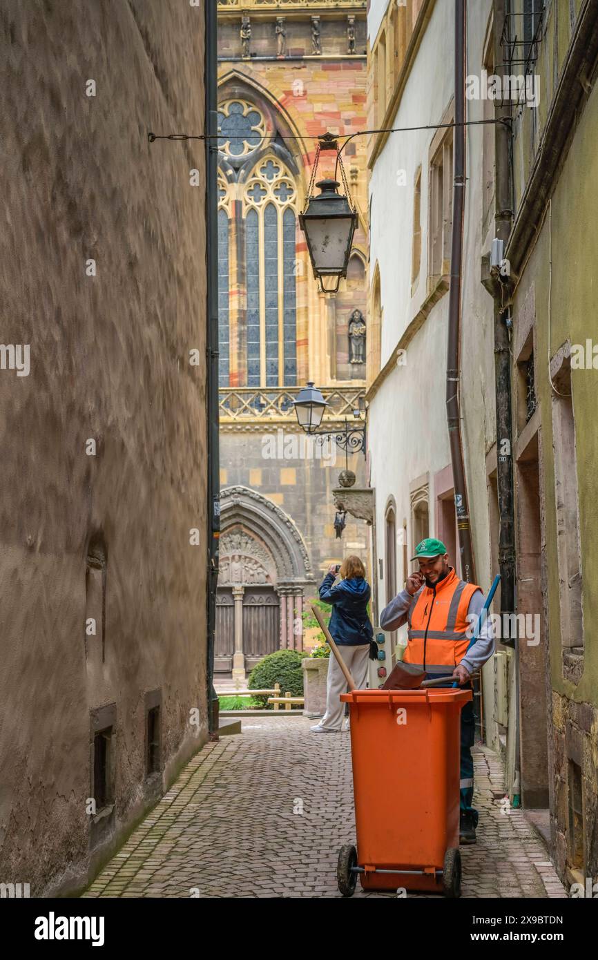 Altstadtgasse mit Müllmann, Straßenkehrer, Colmar, Elsass, Frankreich *** Old town alley with garbage man, street sweeper, Colmar, Alsace, France Stock Photo