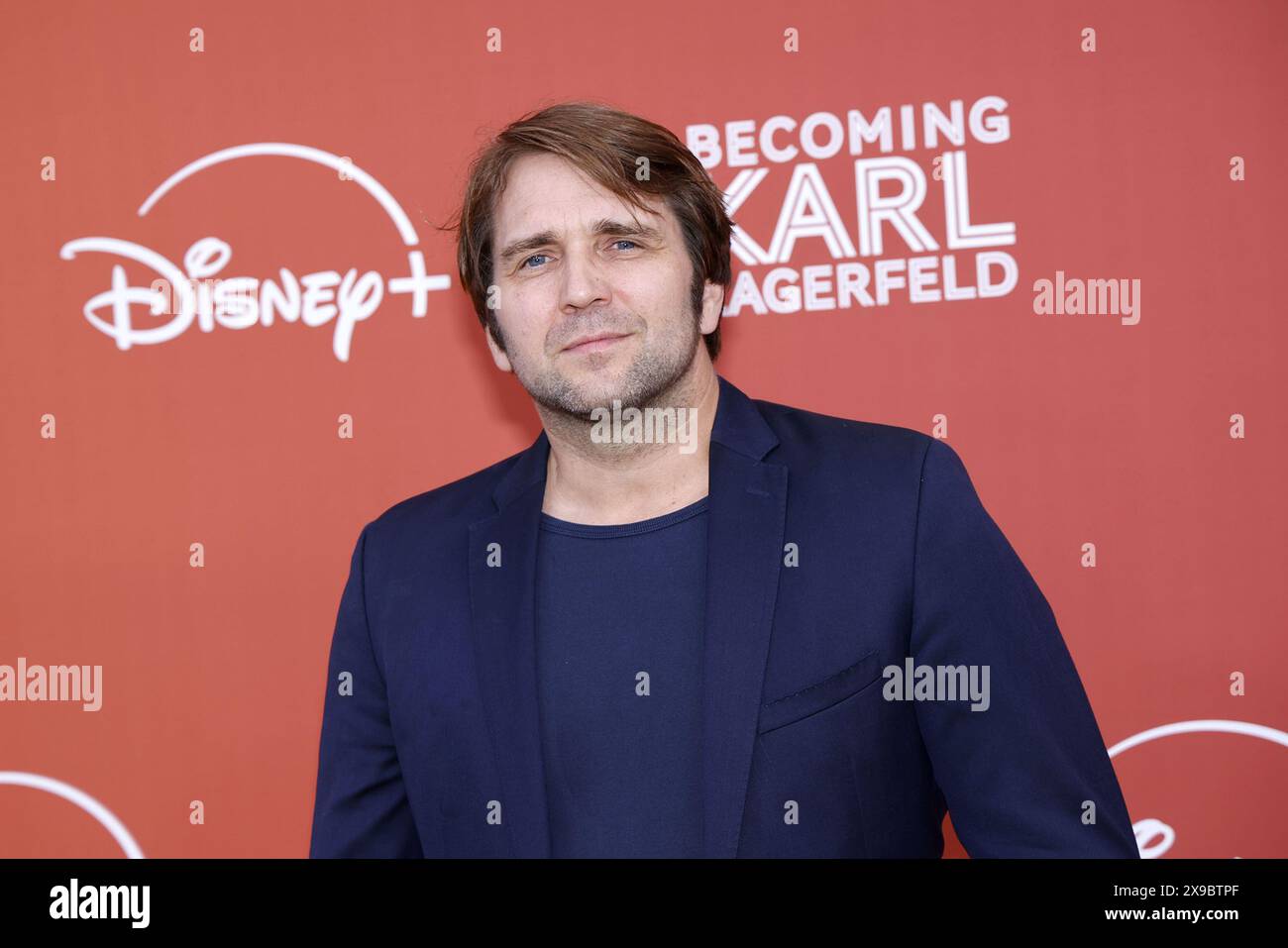 Pierre Kiwitt bei der „Becoming Karl Lagerfeld“ (Disney+) Serien ...