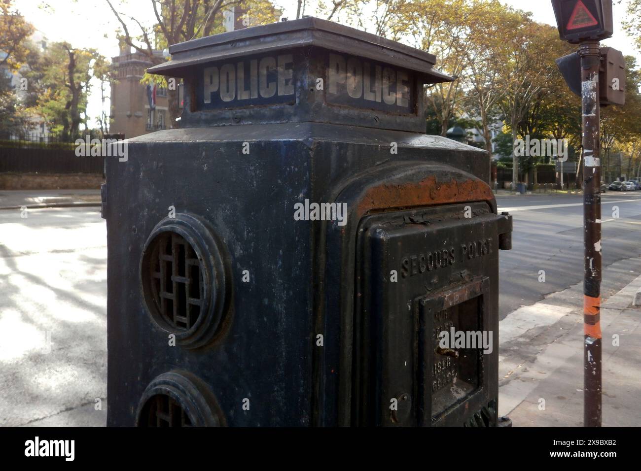 Borne d'appel Police (Police call post) in Neuilly-sur-Seine (Hauts-de-Seine), just outside of Paris. Stock Photo