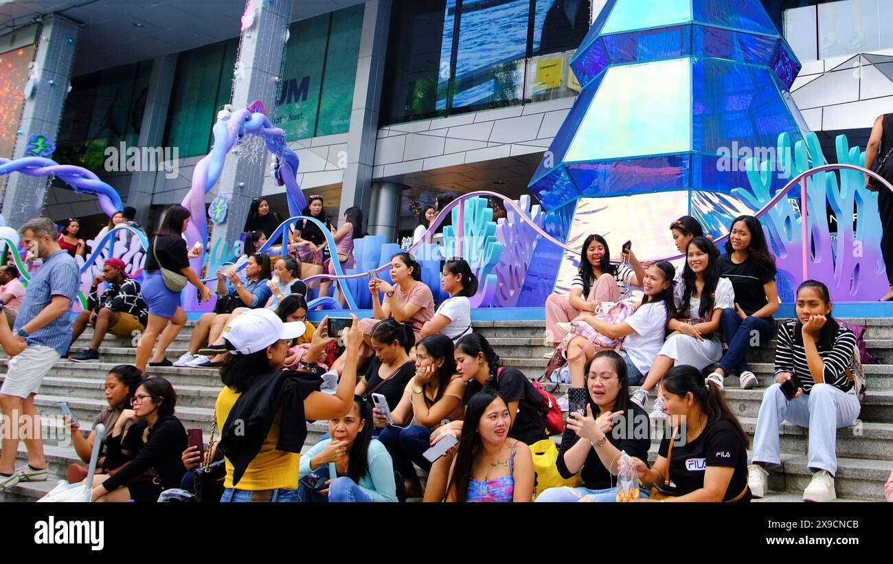 Large crowd of people sitting hi-res stock photography and images - Alamy