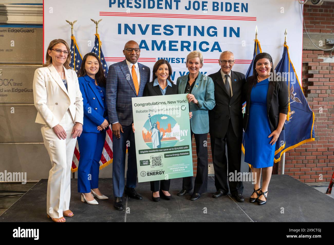 NEW YORK, NEW YORK - MAY 30: (L-R) Julie Won (2L), Donovan Richards, N.Y.S. Governor Kathy Hochul, U.S. DOE Secretary Jennifer Granholm and W.H. Senior Advisor John Podesta attend a clean energy affordability announcement at the Andromeda Community Initiative, Long Island City on May 30, 2024 in the Queens Borough of New York City. Governor Kathy Hochul joined U.S. Department of Energy (DOE) Secretary Granholm, White House Senior Advisor John Podesta and Majority Leader U.S. Senator Chuck Schumer to celebrate New York State becoming the first state in the nation to offer the first phase of In Stock Photo