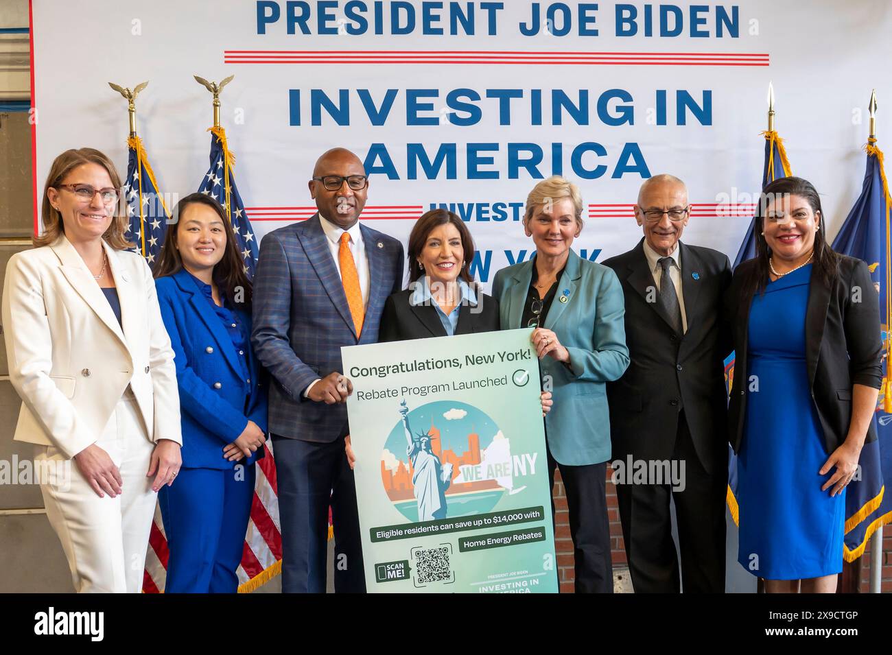 NEW YORK, NEW YORK - MAY 30: (L-R) Julie Won (2L), Donovan Richards, N.Y.S. Governor Kathy Hochul, U.S. DOE Secretary Jennifer Granholm and W.H. Senior Advisor John Podesta attend a clean energy affordability announcement at the Andromeda Community Initiative, Long Island City on May 30, 2024 in the Queens Borough of New York City. Governor Kathy Hochul joined U.S. Department of Energy (DOE) Secretary Granholm, White House Senior Advisor John Podesta and Majority Leader U.S. Senator Chuck Schumer to celebrate New York State becoming the first state in the nation to offer the first phase of In Stock Photo