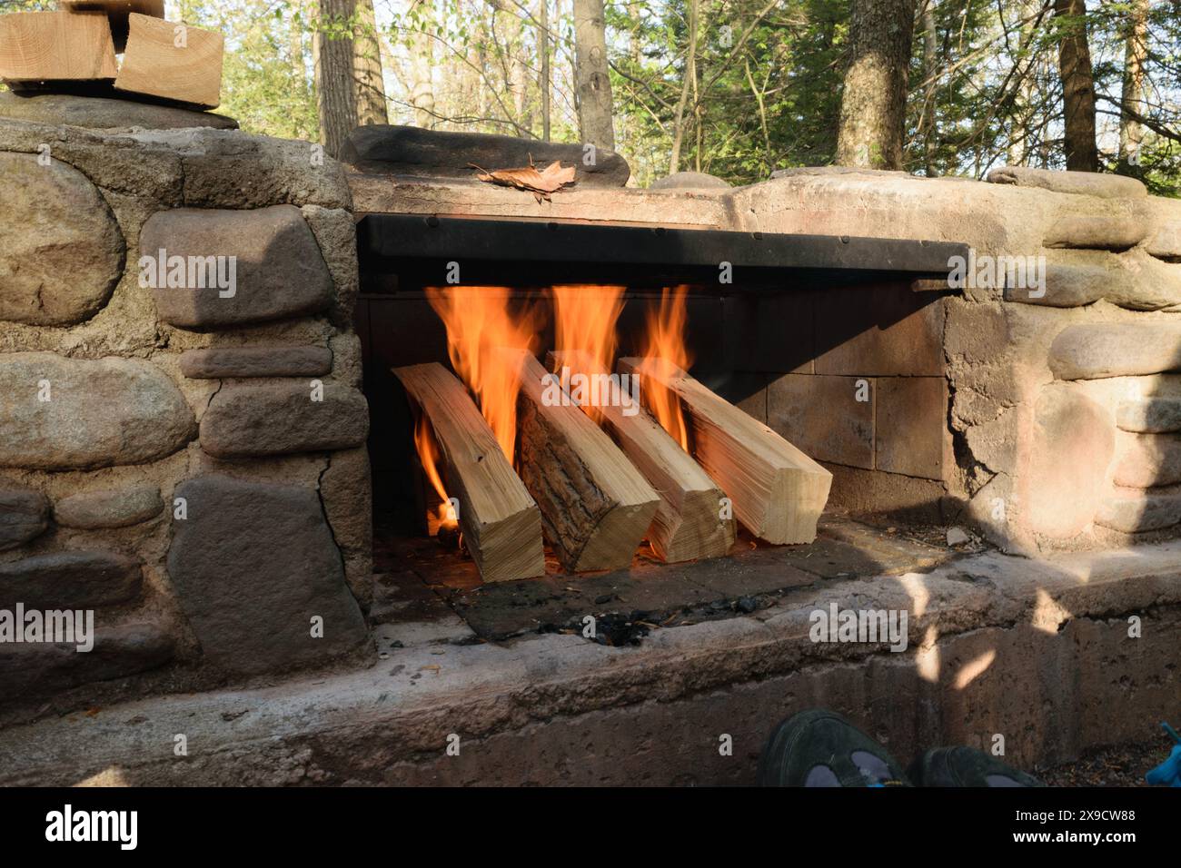Horizontal stone fireplace hi-res stock photography and images - Alamy