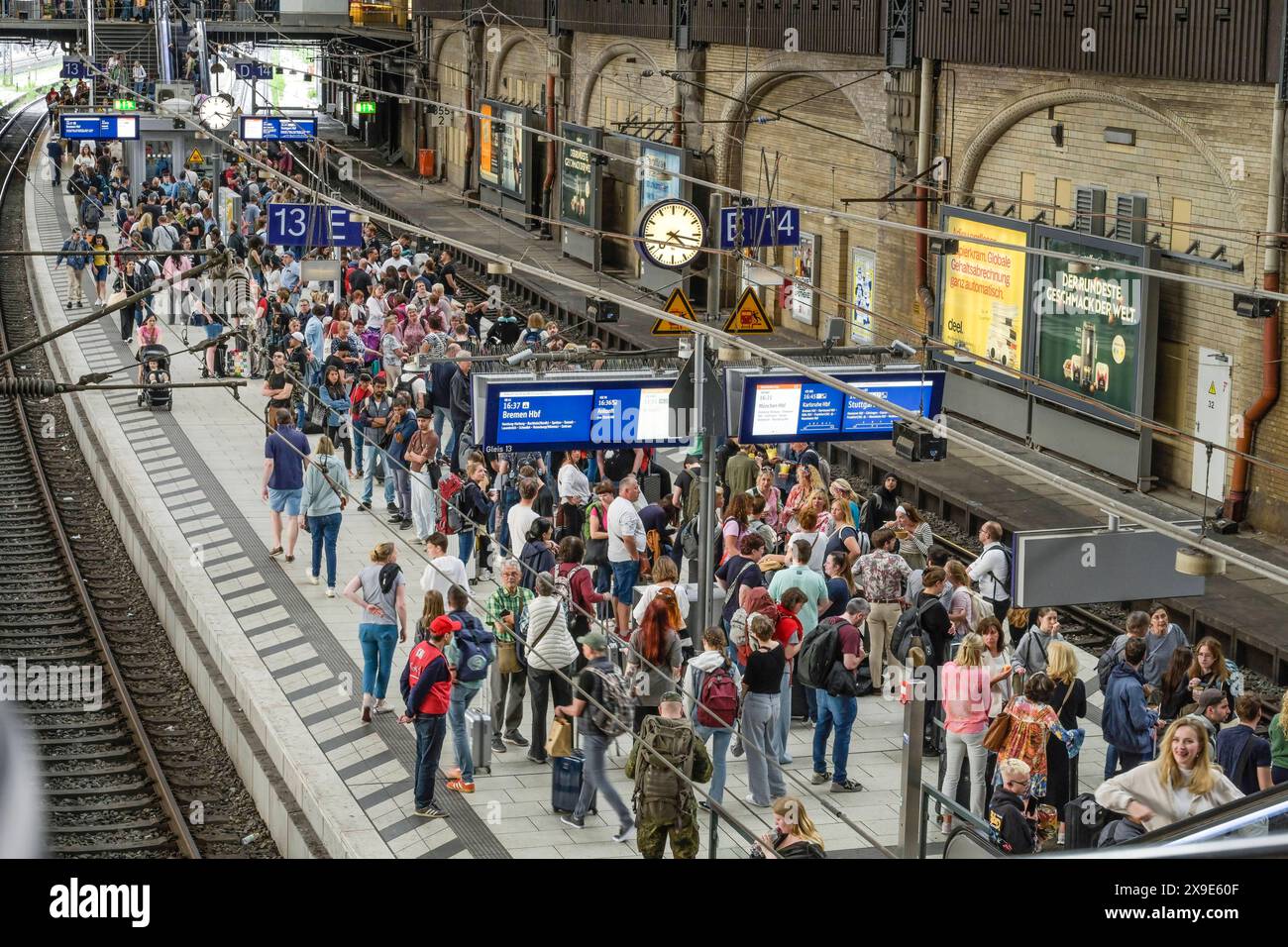 passagiere-bahnsteig-bahnhofshalle-hauptbahnhof-hamburg