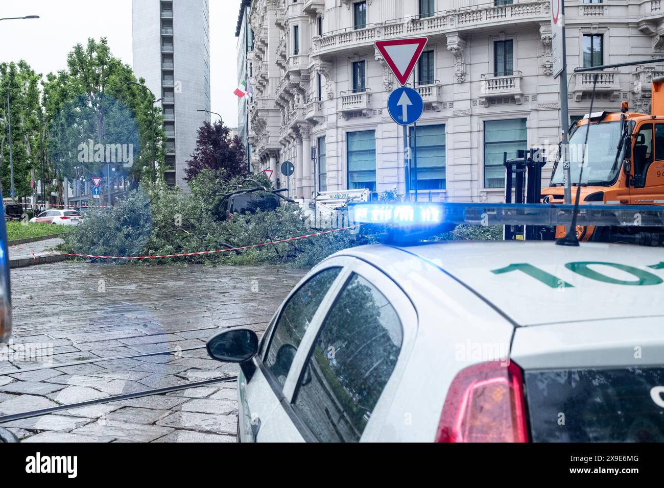 Milano, Italia. 31st May, 2024. Milano Centrale. Albero caduto a seguito della pioggia. Nessun &#xe8; rimasto ferito nell'accaduto. - Cronaca - Milano, Italia - Venerd&#xec; 31 maggio 2024(Foto Alessandro Cimma/Lapresse) Milan Central Station. Tree fell as a result of rain. No one was injured in the incident - Chronicle - Milan, Italy - Friday, 31 May 2024 (Photo Alessandro Cimma/Lapresse) Credit: LaPresse/Alamy Live News Stock Photo