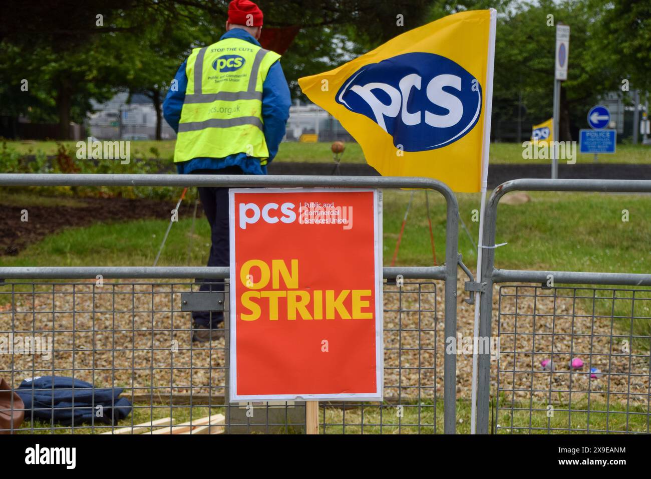 London, England, UK. 31st May, 2024. Members of PCS (Public and Commercial Services union) stand at the picket near Heathrow Airport as Border Force officers begin a three-day strike. (Credit Image: © Vuk Valcic/ZUMA Press Wire) EDITORIAL USAGE ONLY! Not for Commercial USAGE! Stock Photo