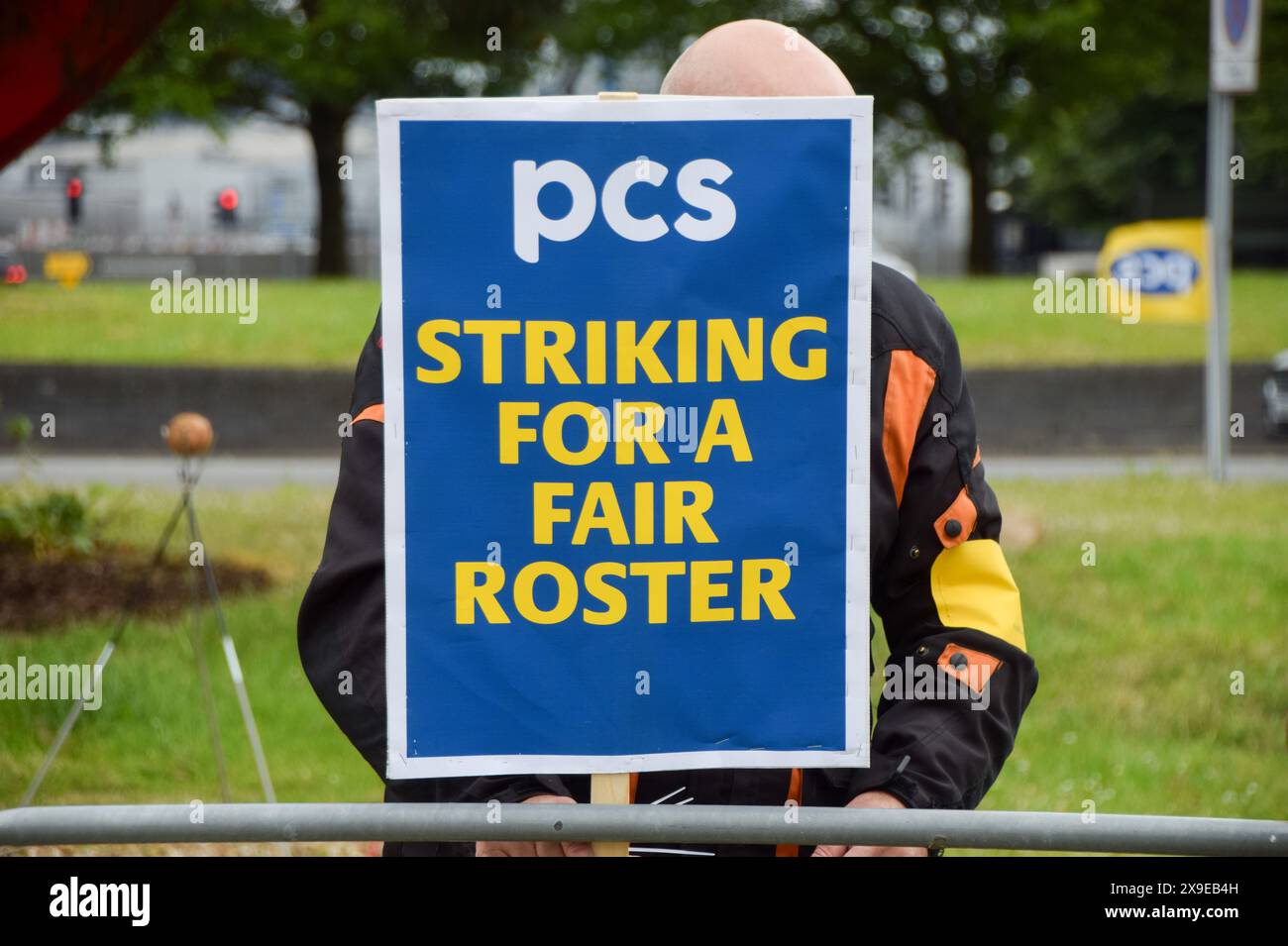 London, England, UK. 31st May, 2024. Members of PCS (Public and Commercial Services union) stand at the picket near Heathrow Airport as Border Force officers begin a three-day strike. (Credit Image: © Vuk Valcic/ZUMA Press Wire) EDITORIAL USAGE ONLY! Not for Commercial USAGE! Stock Photo