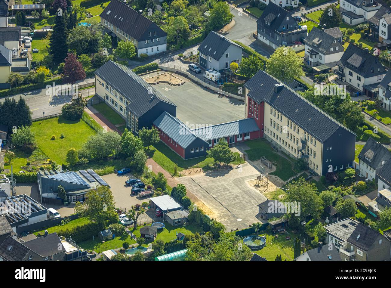 Luftbild, Andreas-Grundschule mit Schulhof, Velmede, Bestwig, Sauerland, Nordrhein-Westfalen, Deutschland ACHTUNGxMINDESTHONORARx60xEURO *** Aerial view, Andreas elementary school with schoolyard, Velmede, Bestwig, Sauerland, North Rhine-Westphalia, Germany ATTENTIONxMINDESTHONORARx60xEURO Stock Photo