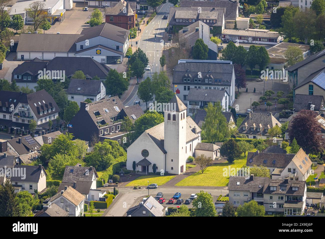 Luftbild, kath. Christkönig-Kirche, Wohngebiet, Bestwig, Sauerland, Nordrhein-Westfalen, Deutschland ACHTUNGxMINDESTHONORARx60xEURO *** Aerial view, catholic Christkönig church, residential area, Bestwig, Sauerland, North Rhine-Westphalia, Germany ACHTUNGxMINDESTHONORARx60xEURO Stock Photo