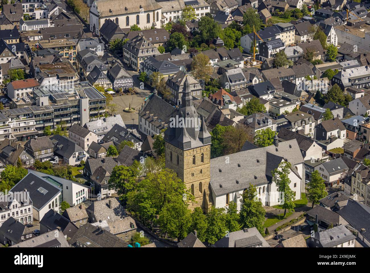 Luftbild, Ortsmitte, kath. Propsteikirche St. Petrus und Andreas mit Blick zum Marktplatz und AußenGastronomie, Fachwerkhäuser mit Restaurant Jägerhof und CafÃ am Markt, Brilon, Sauerland, Nordrhein-Westfalen, Deutschland ACHTUNGxMINDESTHONORARx60xEURO *** Aerial view, town center, St. Peter and Andrew Catholic Church with view to the market square and outdoor gastronomy, half-timbered houses with Restaurant Jägerhof and Café am Markt, Brilon, Sauerland, North Rhine-Westphalia, Germany ACHTUNGxMINDESTHONORARx60xEURO Stock Photo